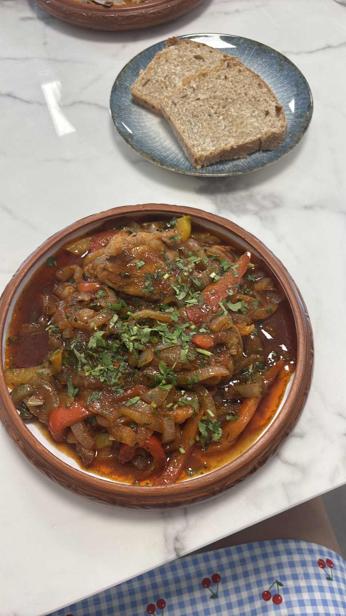 Kurczak z warzywami i chlebem