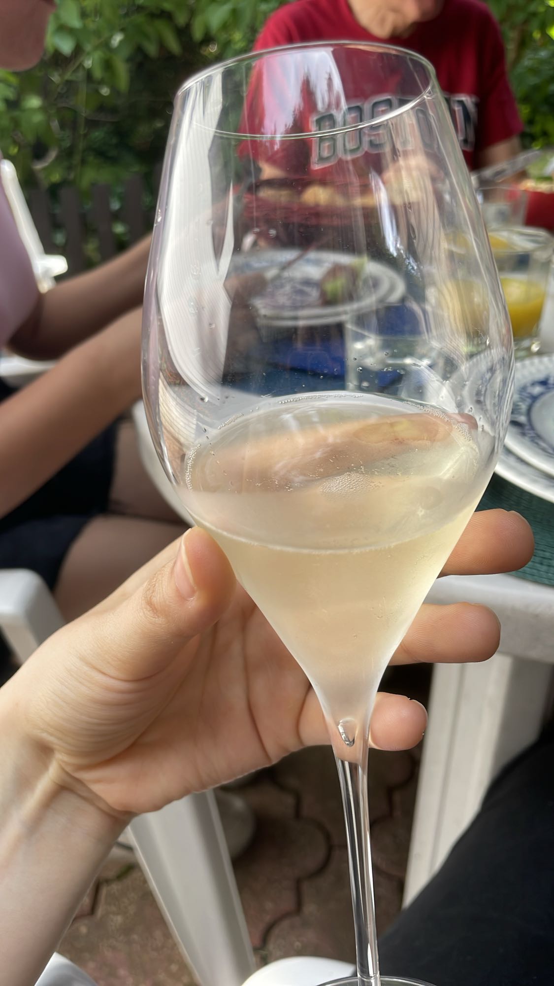 Kieliszek białego wina musującego