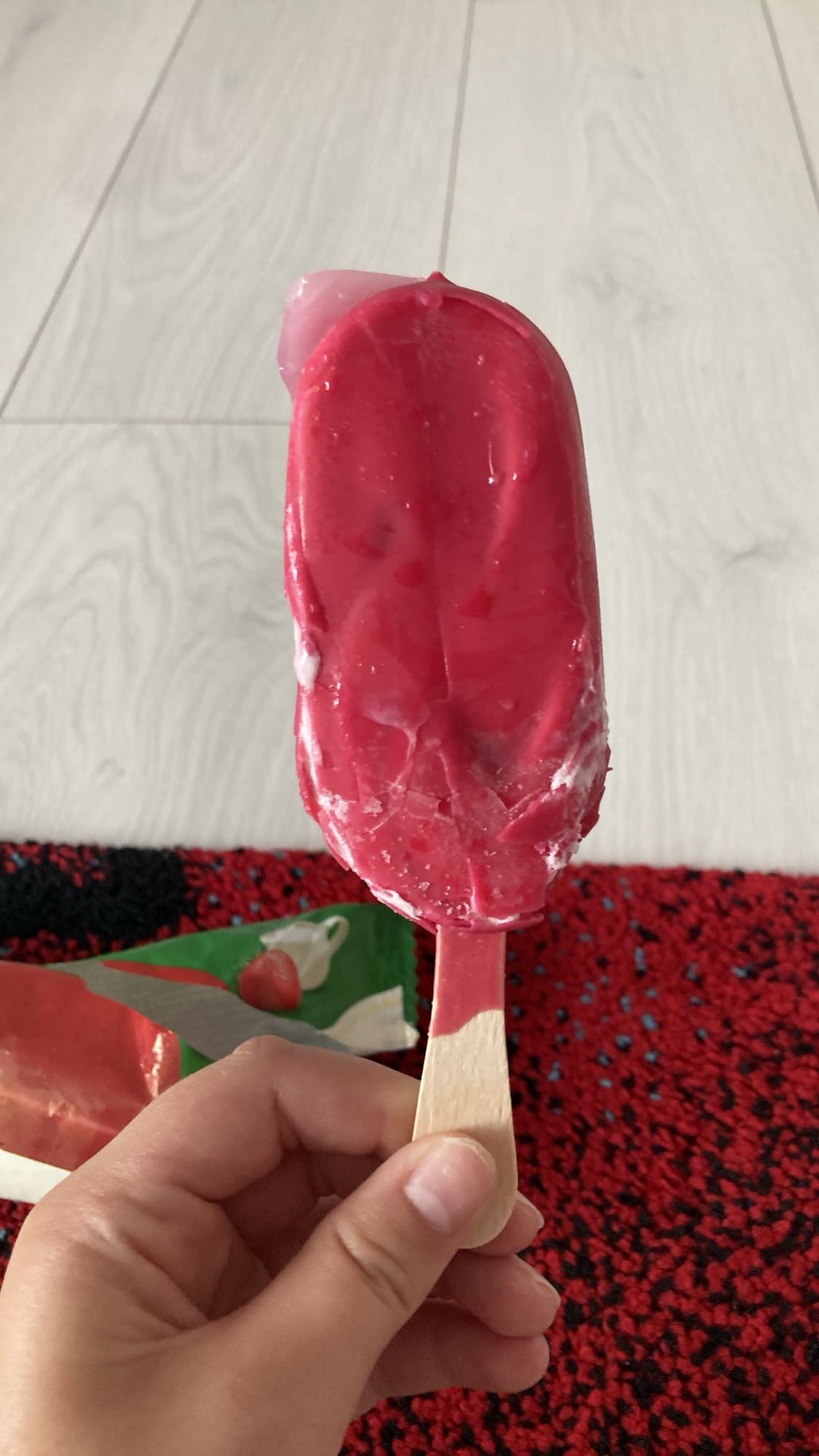 lody truskawkowe na patyku