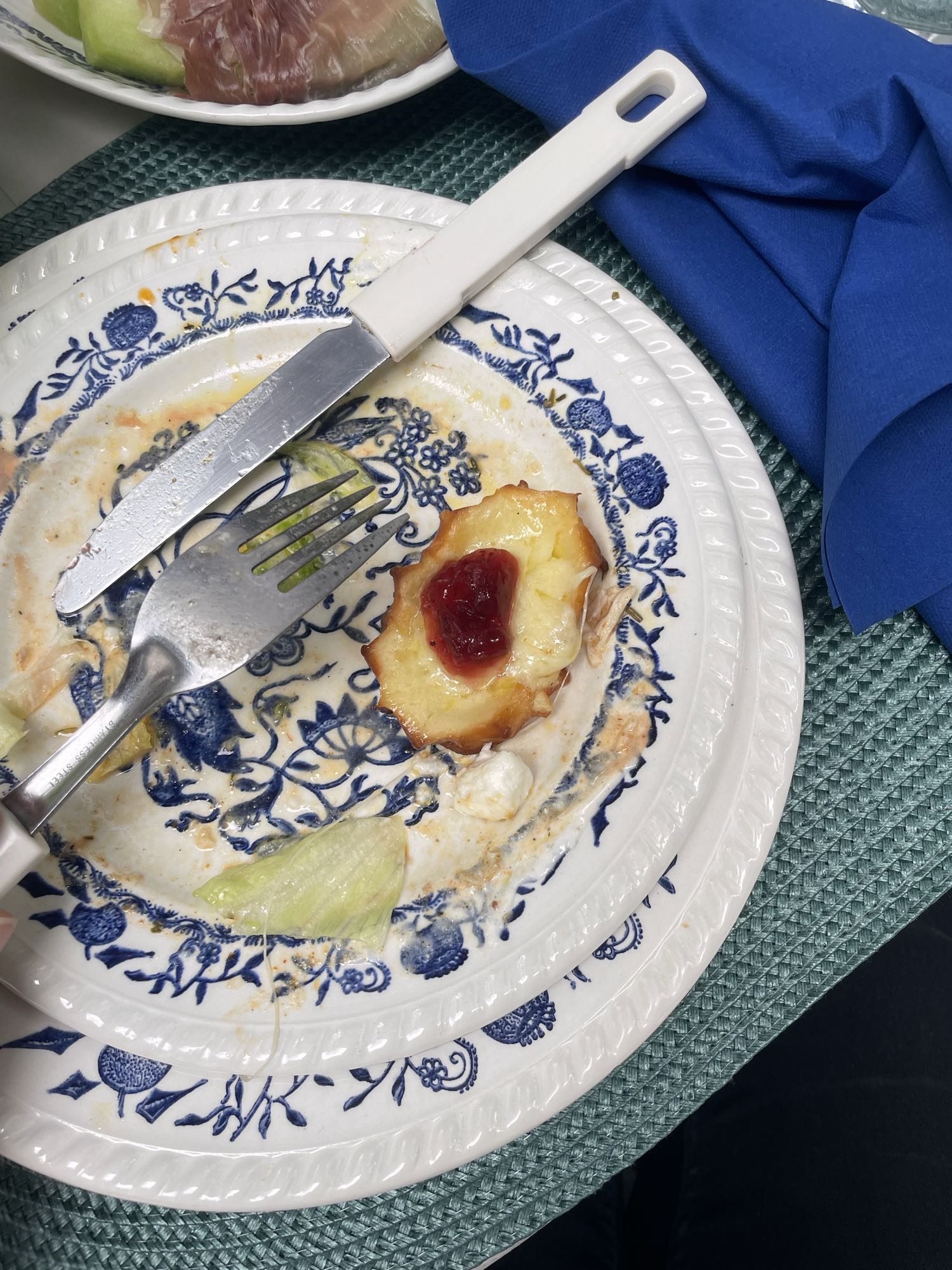 Ciastko z galaretką i sałatą