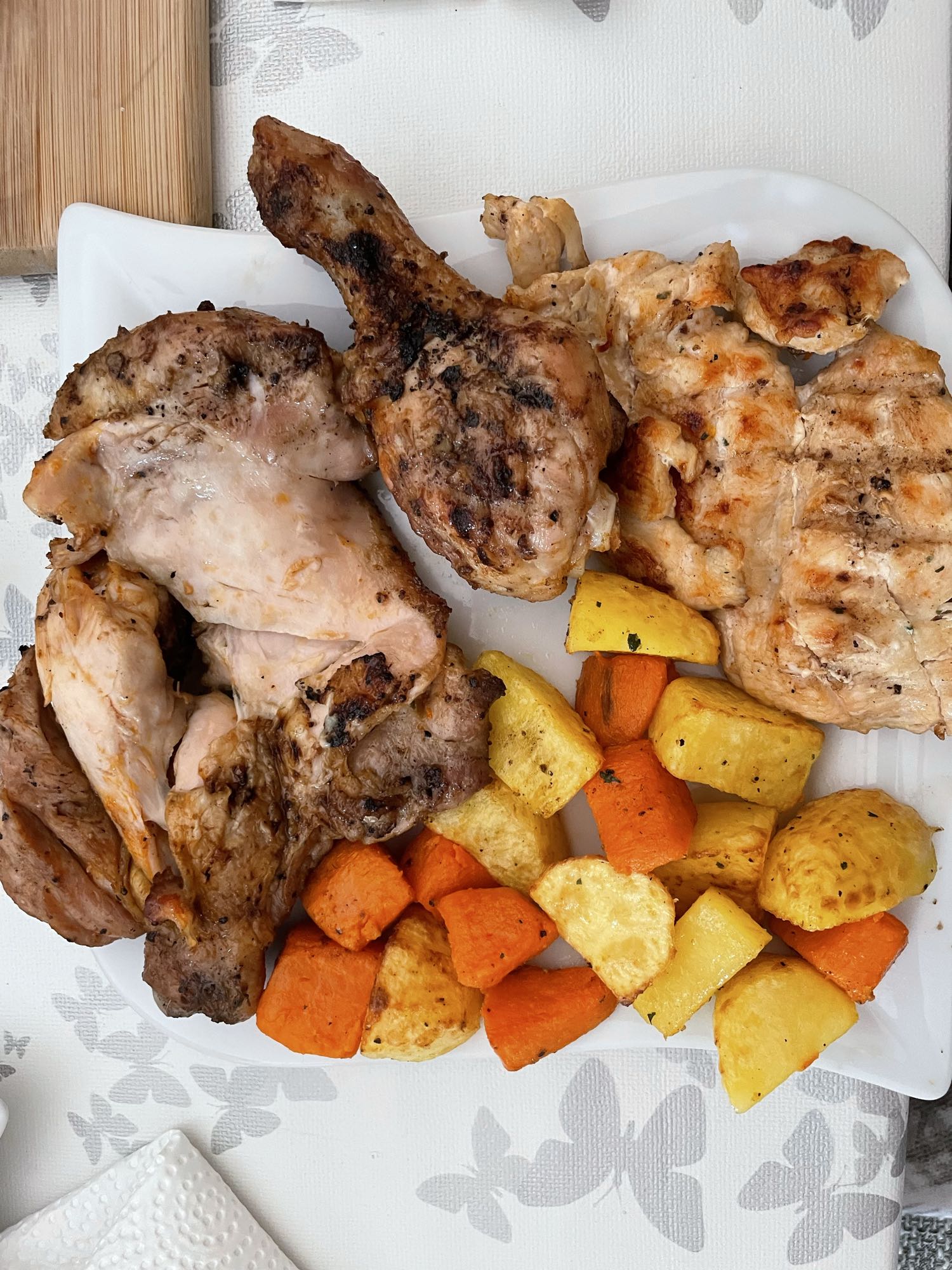 Gegrillte Hähnchenbrust und Hähnchenkeule mit Kartoffeln und Süßkartoffeln