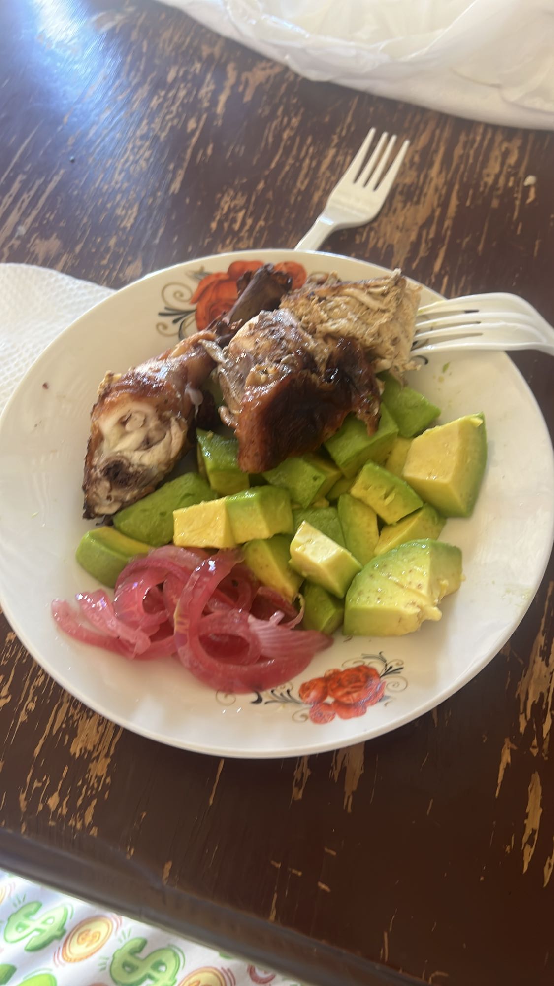 Pollo con aguacate y cebolla