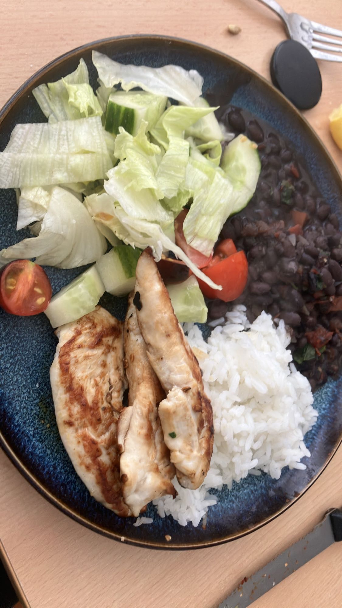 Frango, arroz, feijão e salada