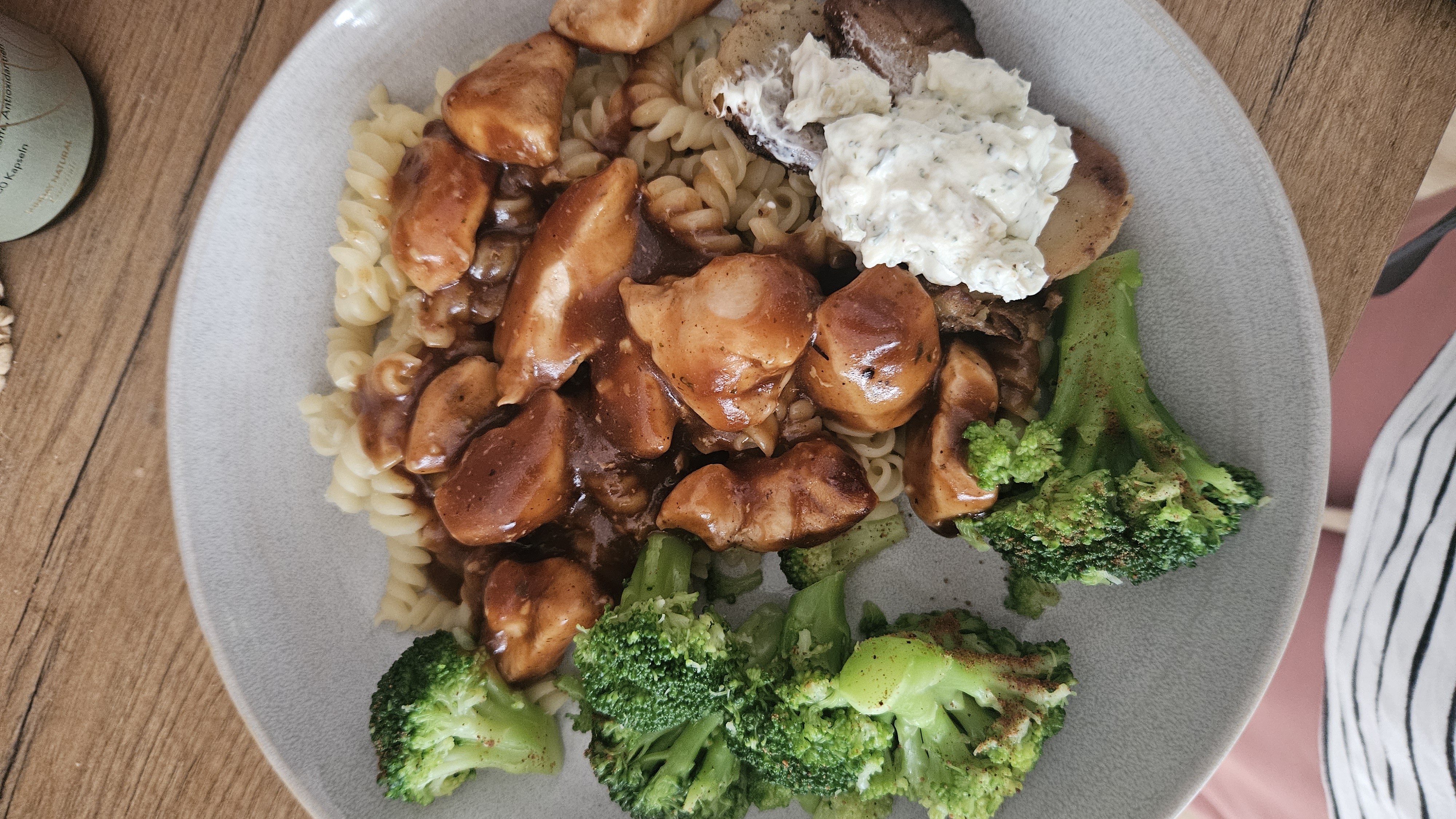 Hähnchen mit Pasta, Brokkoli, Kartoffelscheiben und Light Sour Cream