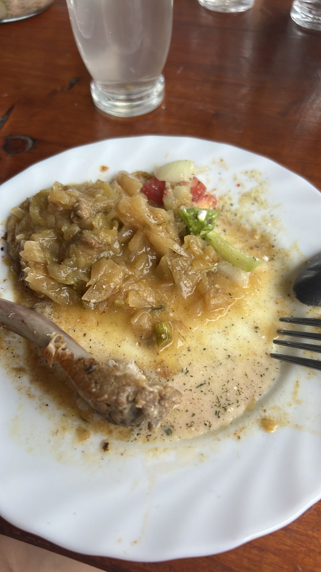 Gulasz z kapustą i sałatką