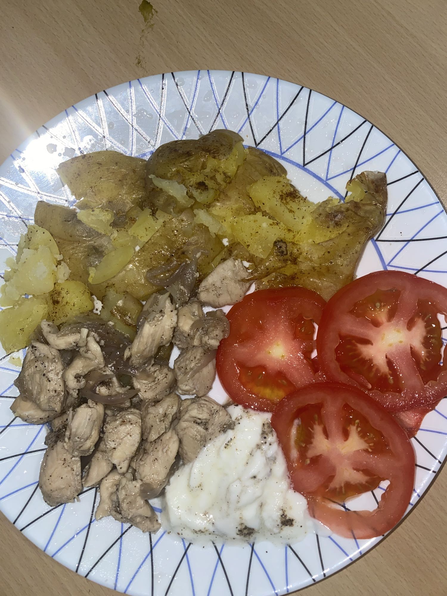 Poulet, pommes de terre, tomate