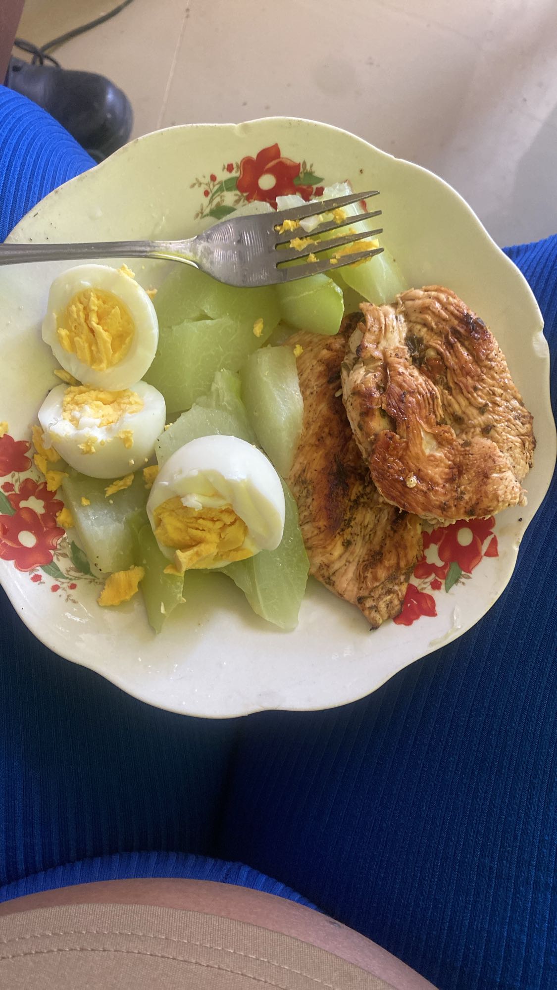 Pollo con huevo y chayote