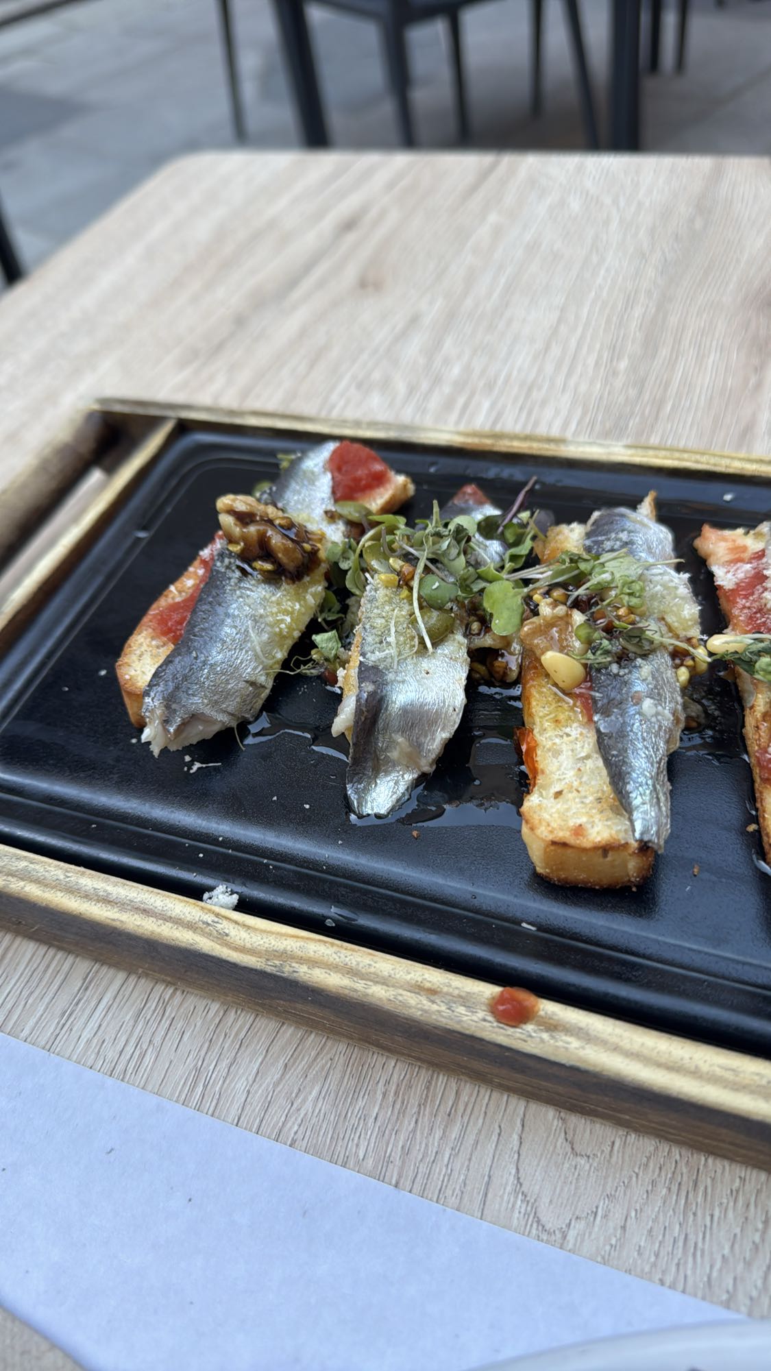 Tosta de sardinas y brotes