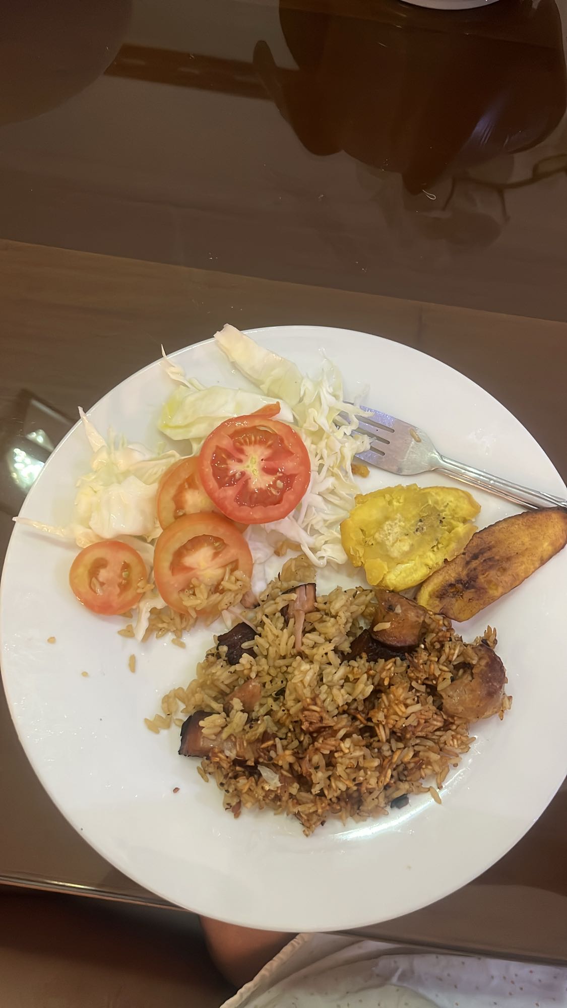 Arroz con plátano y ensalada