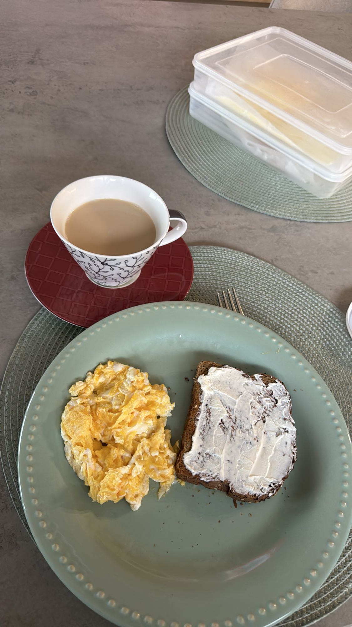 Desayuno con huevo y pan