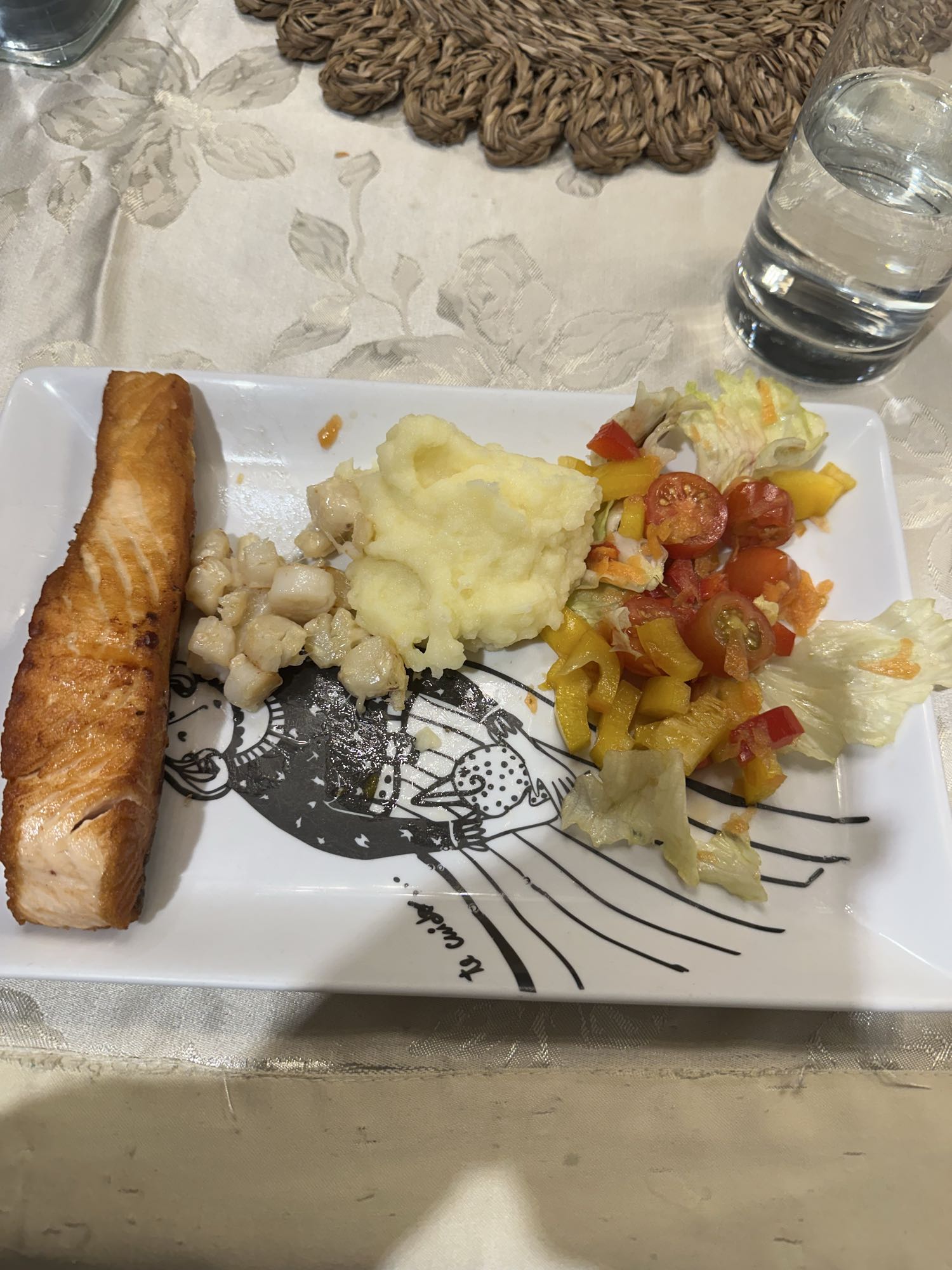 Salmón con puré y ensalada