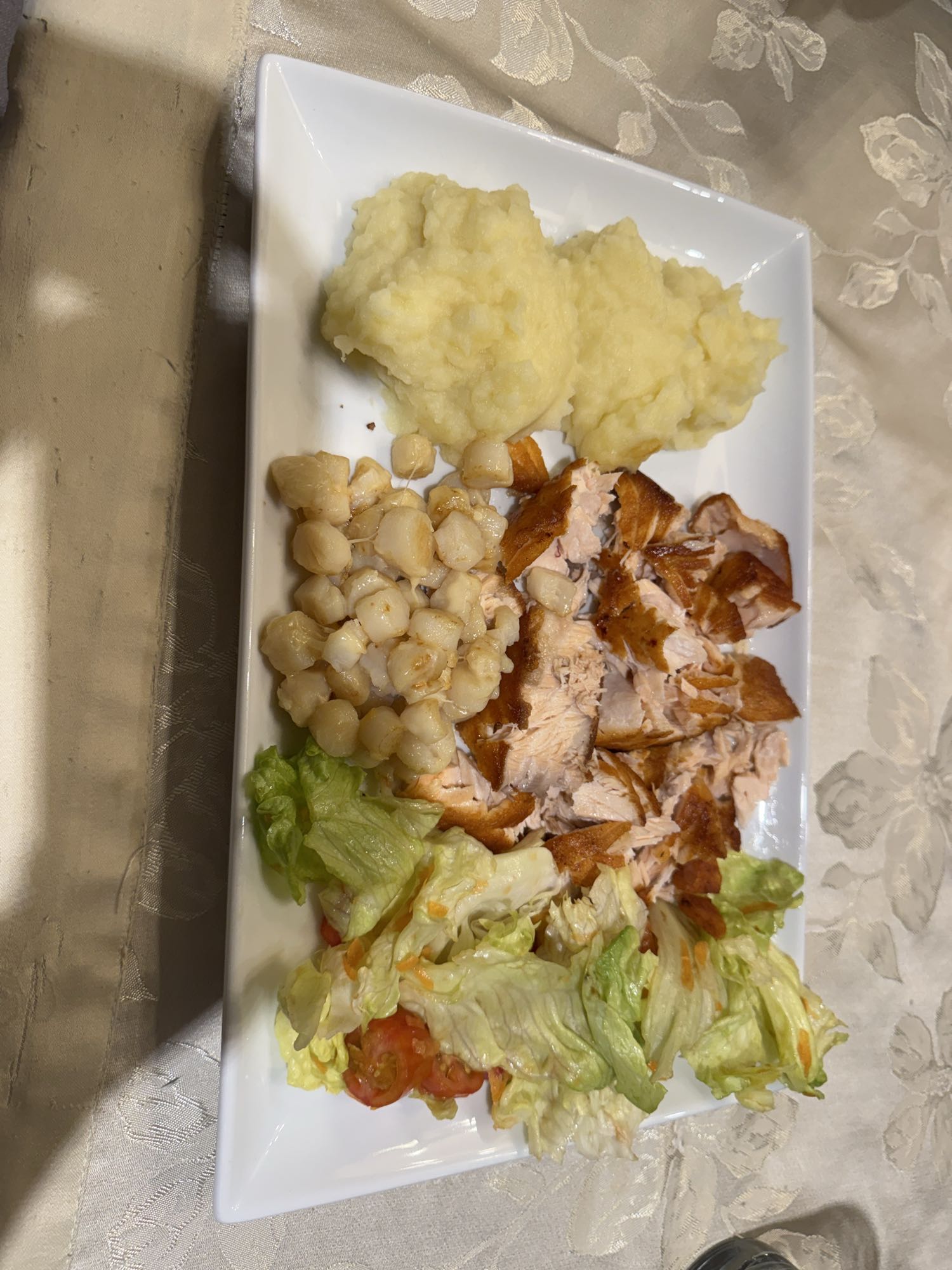 Salmón con puré y ensalada