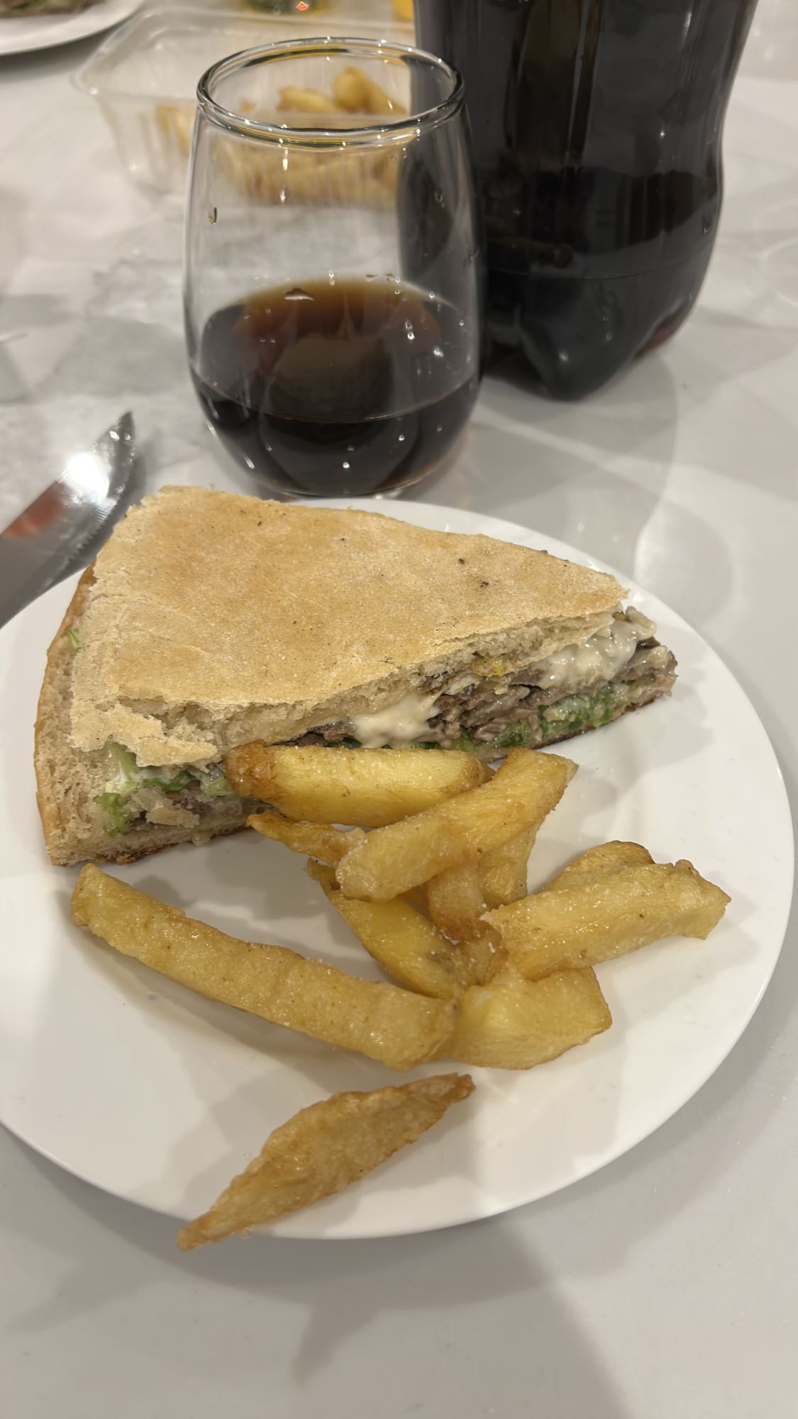 Sándwich con papas fritas y refresco