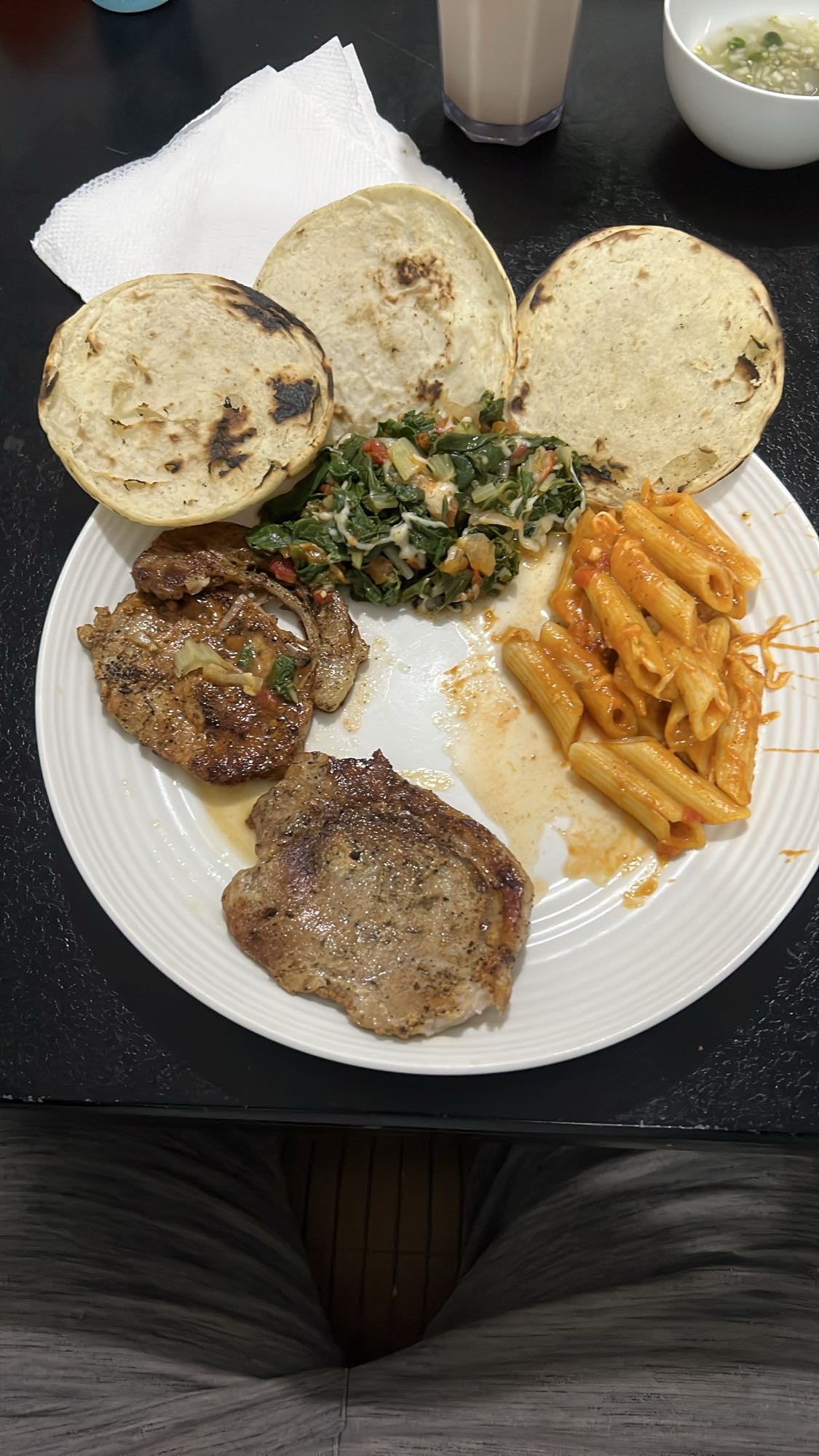 Chuleta con pasta y tortillas