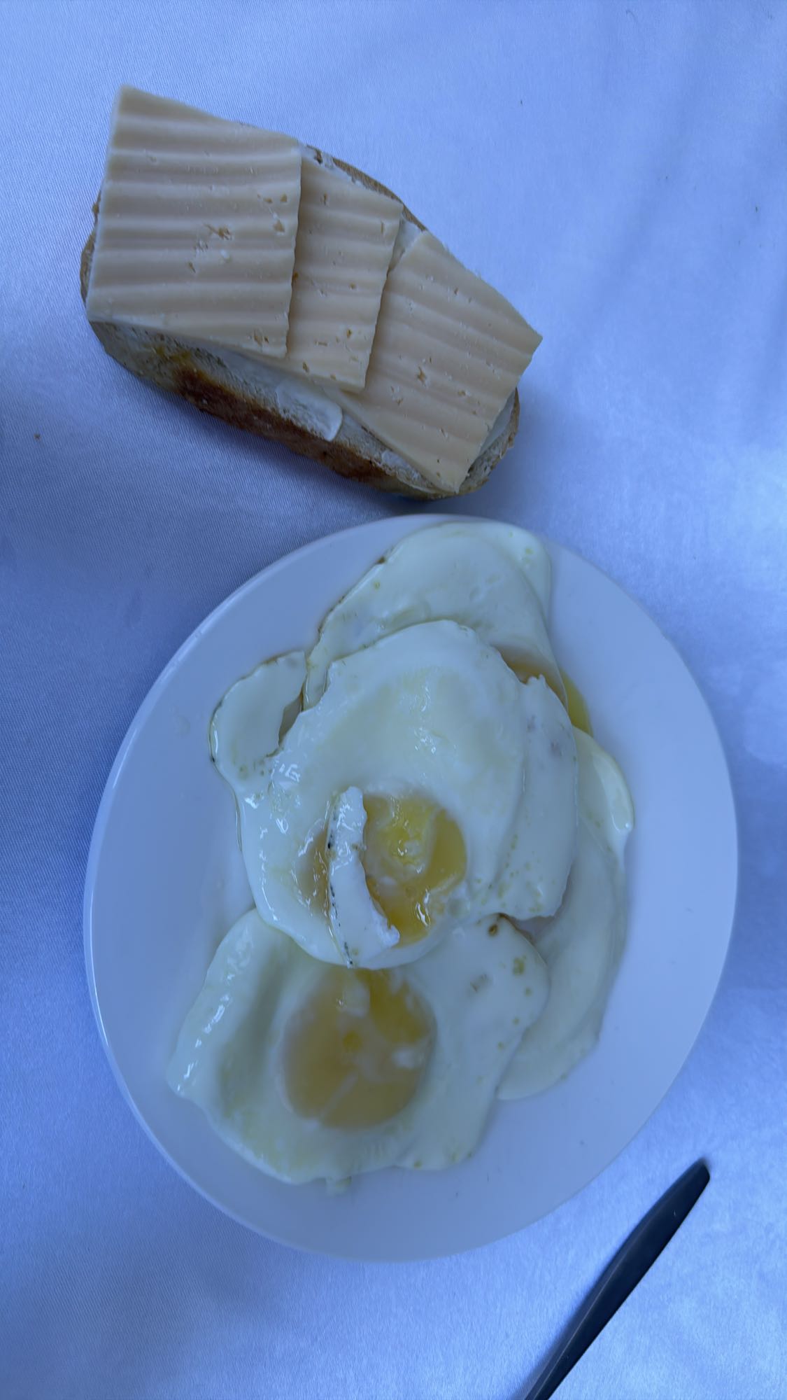 яичница с хлебом и сыром