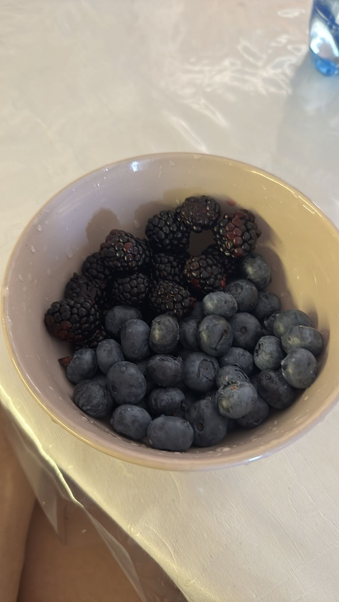 Bol cu fructe de pădure