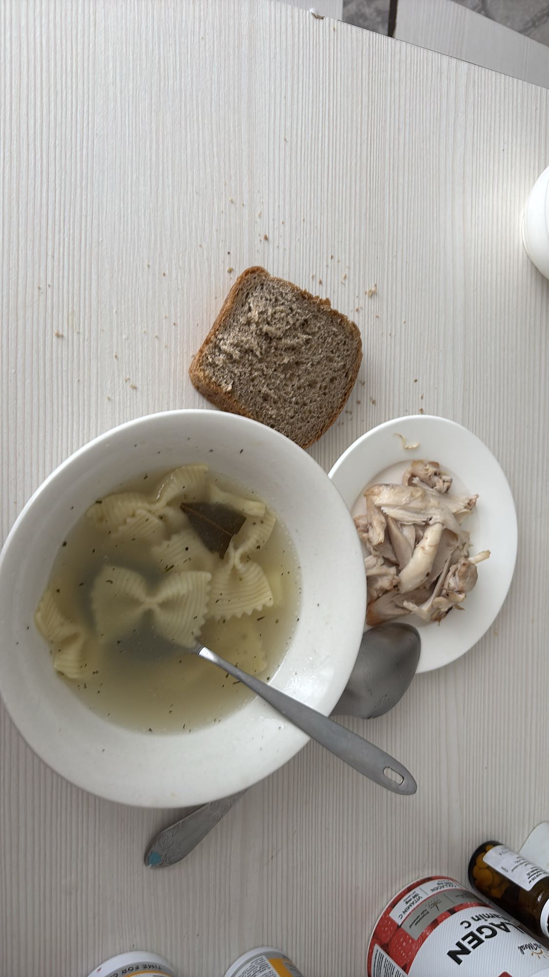 Куриный суп с макаронами и хлебом