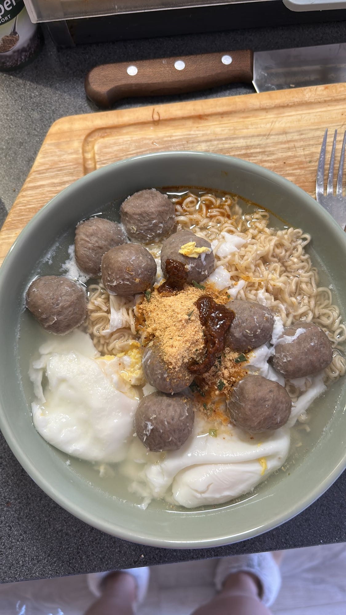 Nudler med kjøttboller og egg