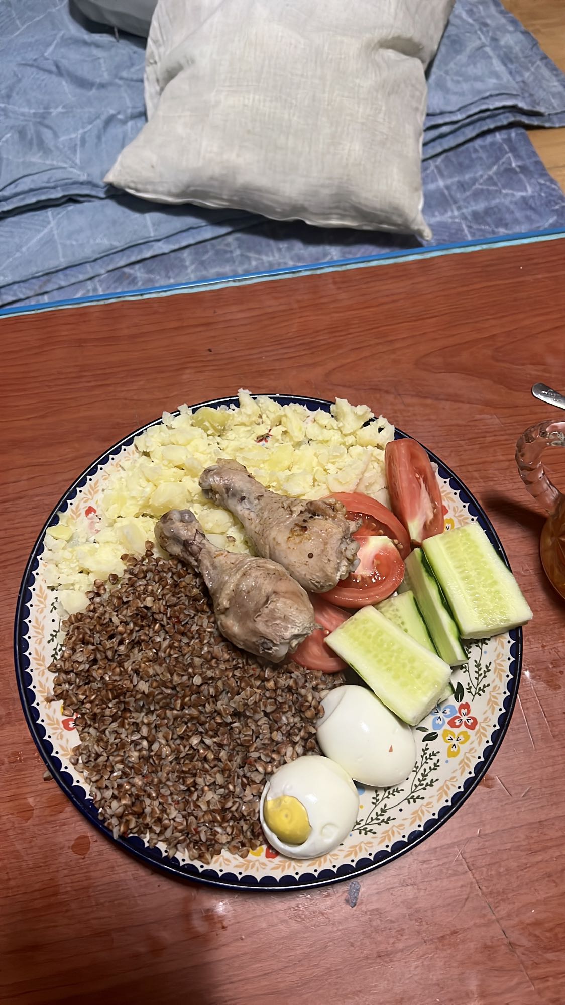 Курица с гречкой и яйцом