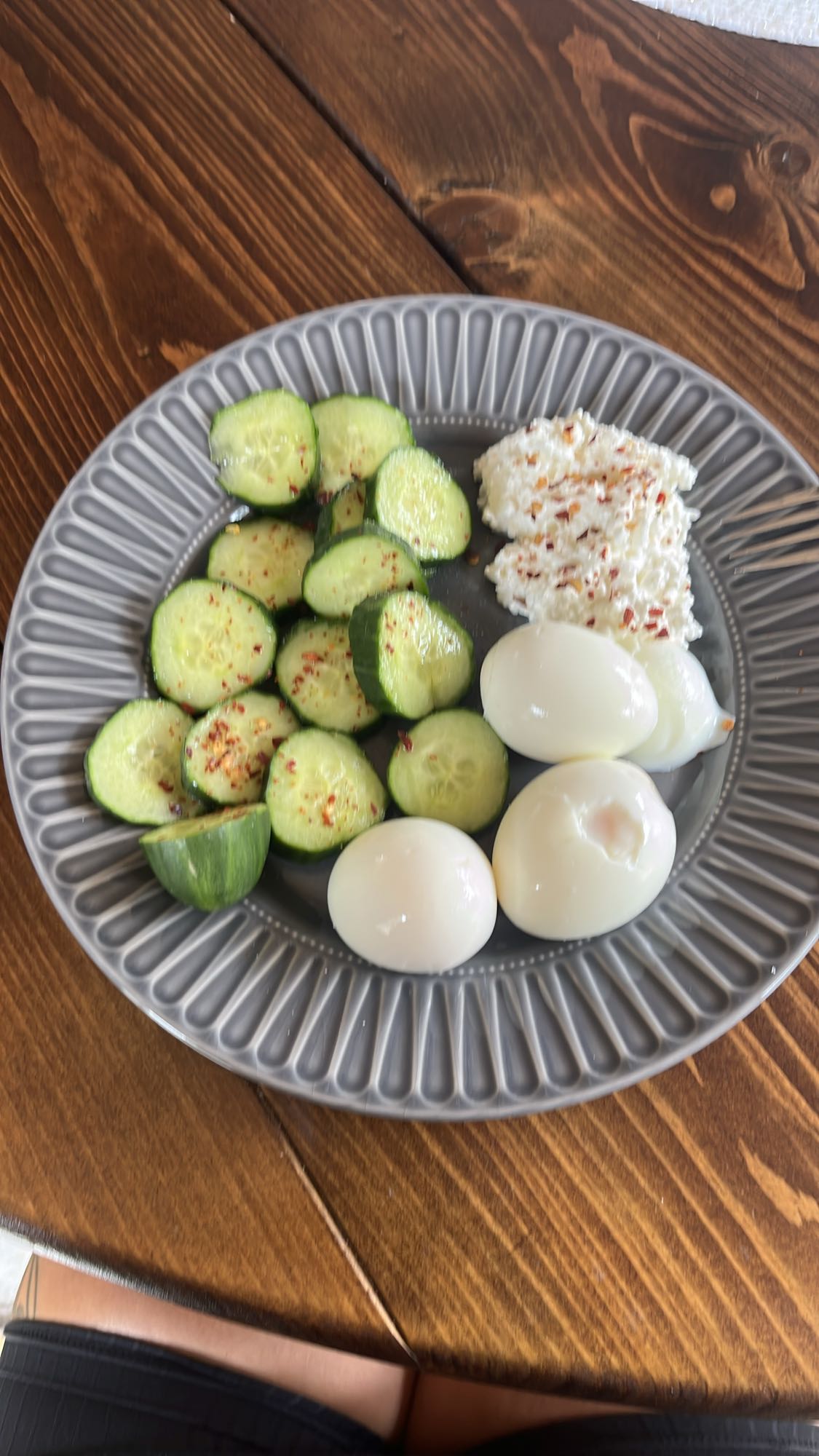 Ägg, gurka och keso tallrik