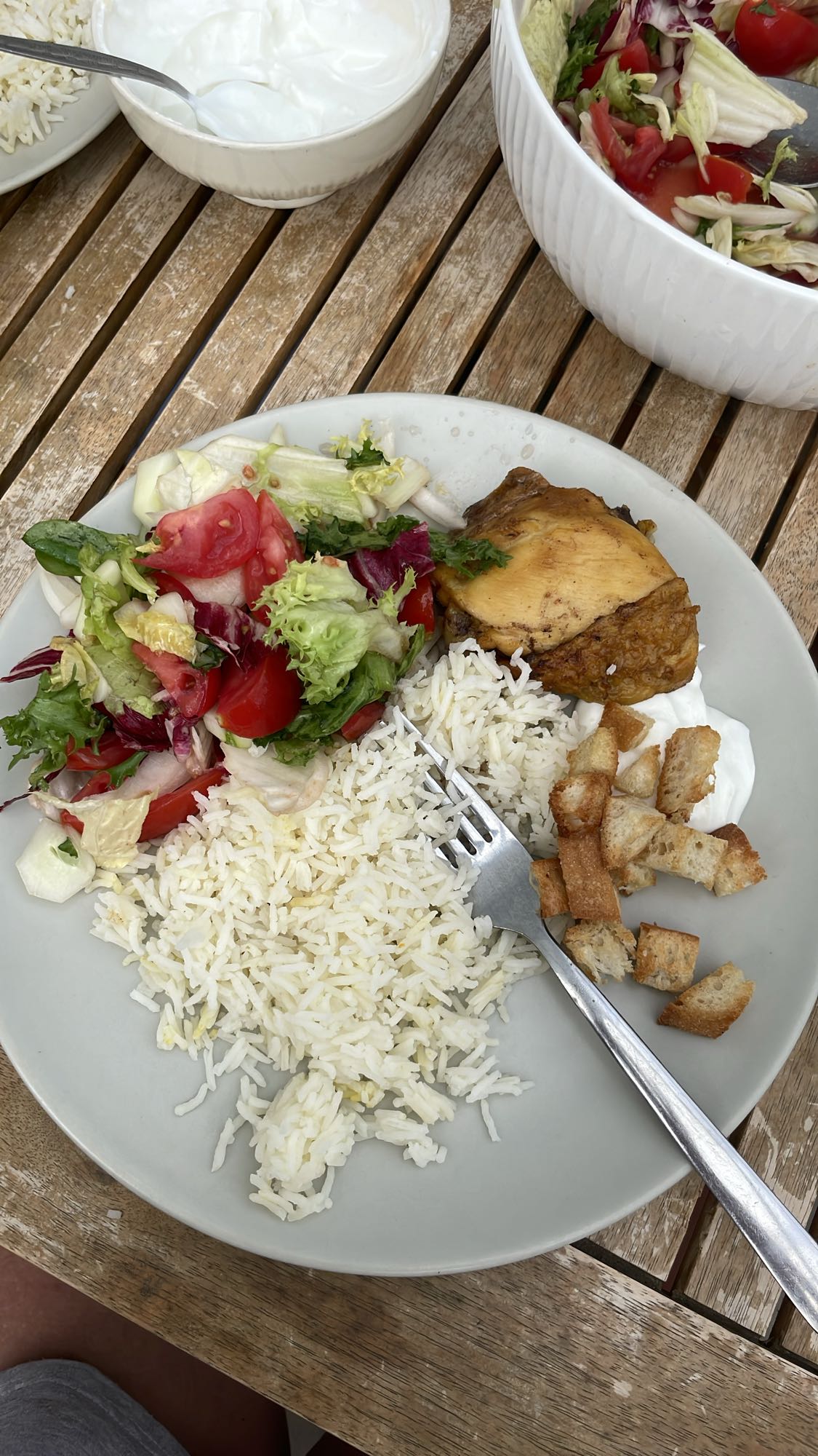 Pui cu orez, salată și iaurt