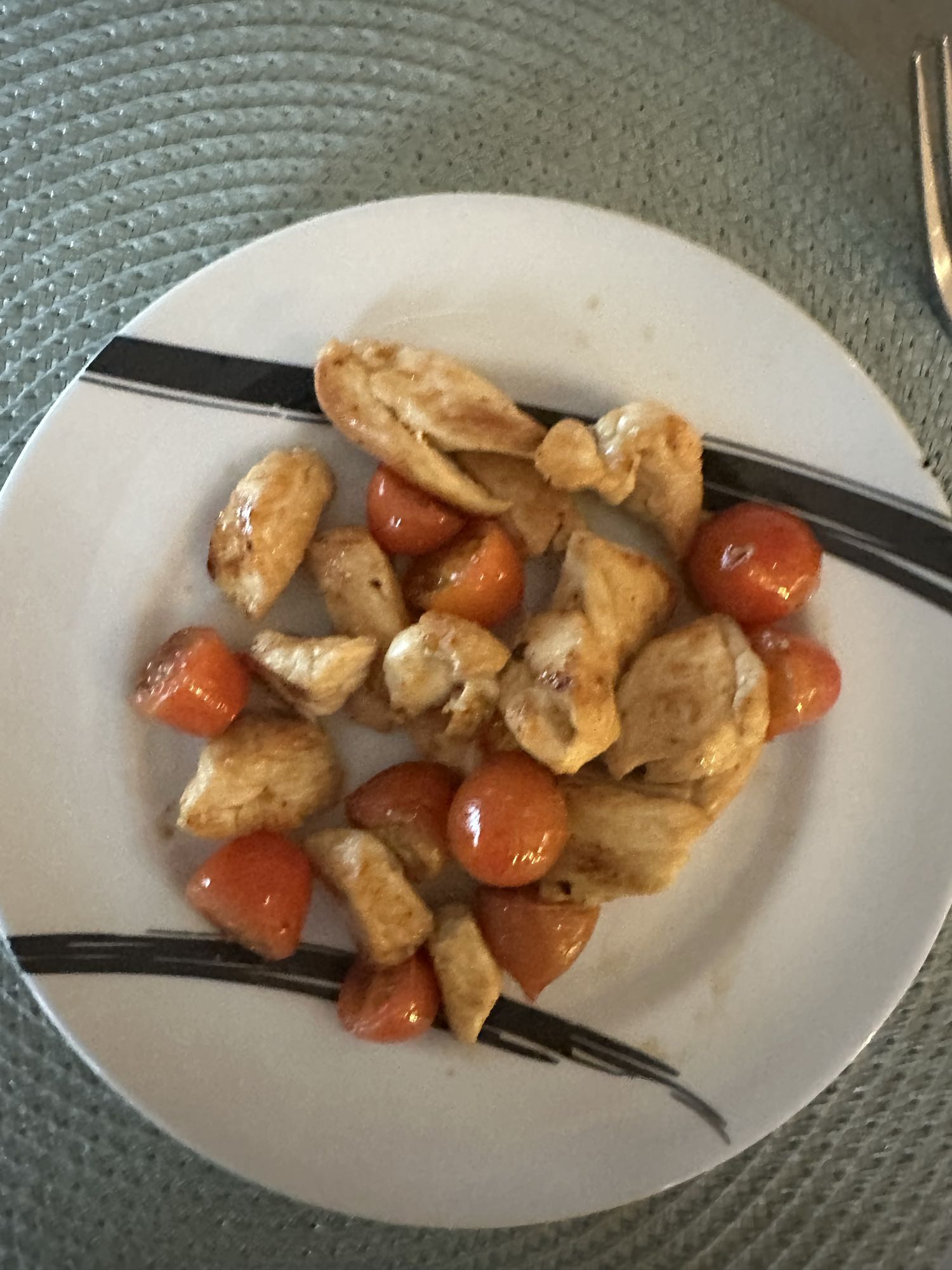 Pollo con tomates cherry