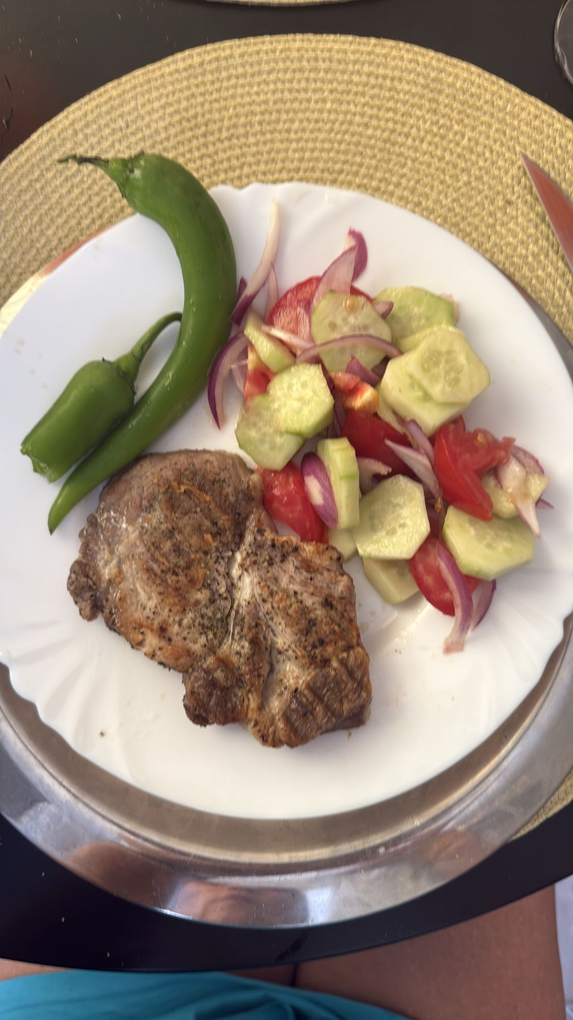 Friptură cu salată