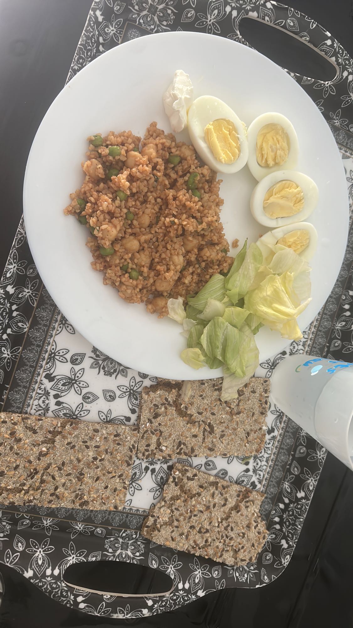 Assiette saine œufs boulgour