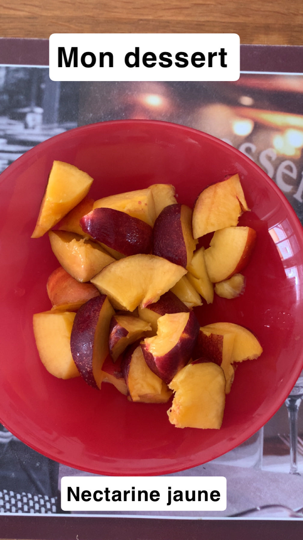 Nectarine jaune coupée