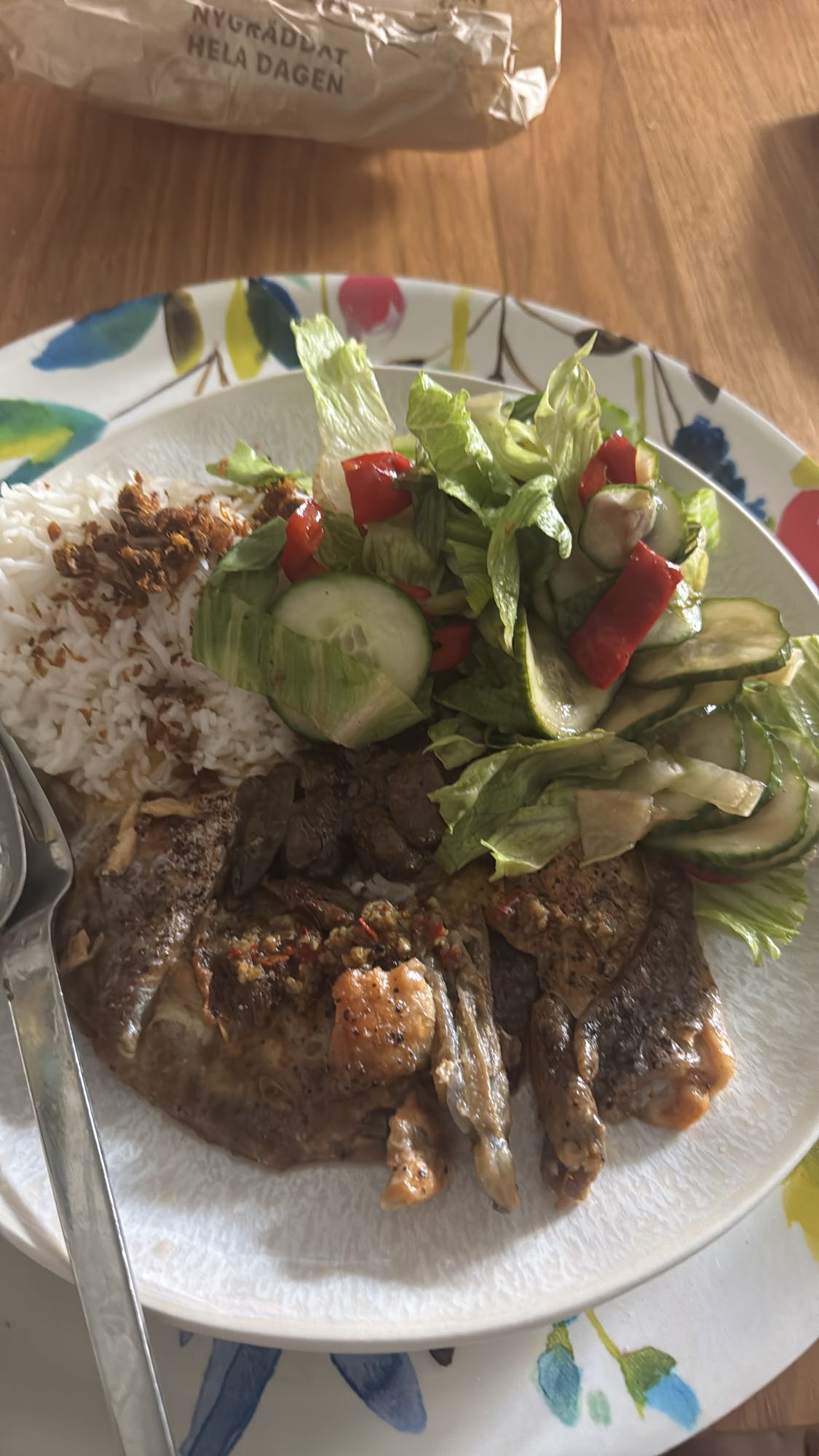 Stekt fisk med ris och sallad