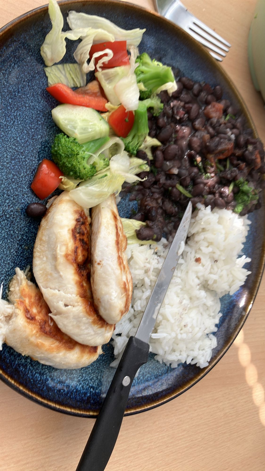 Frango, arroz, feijão e salada
