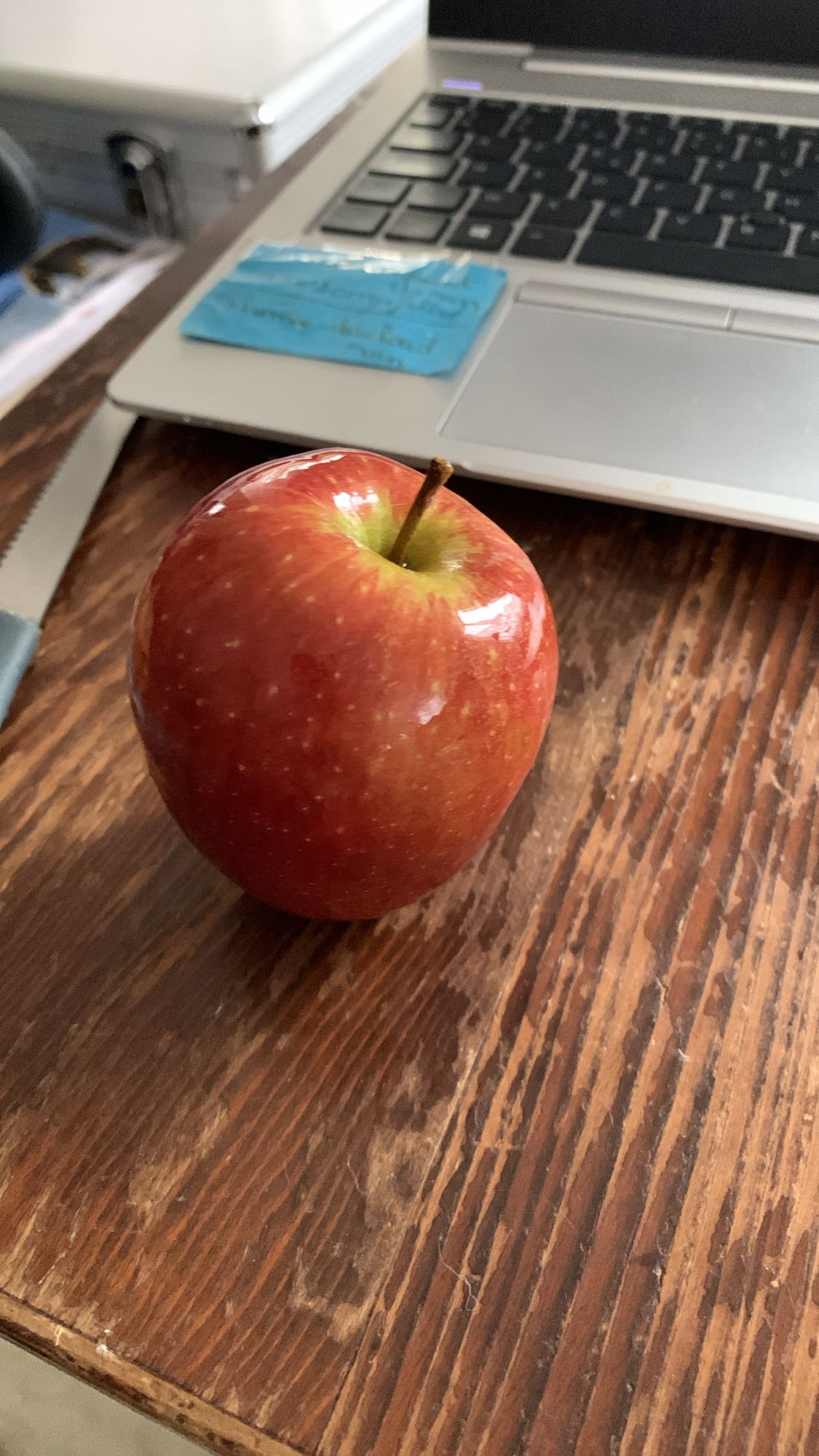 Pomme rouge entière