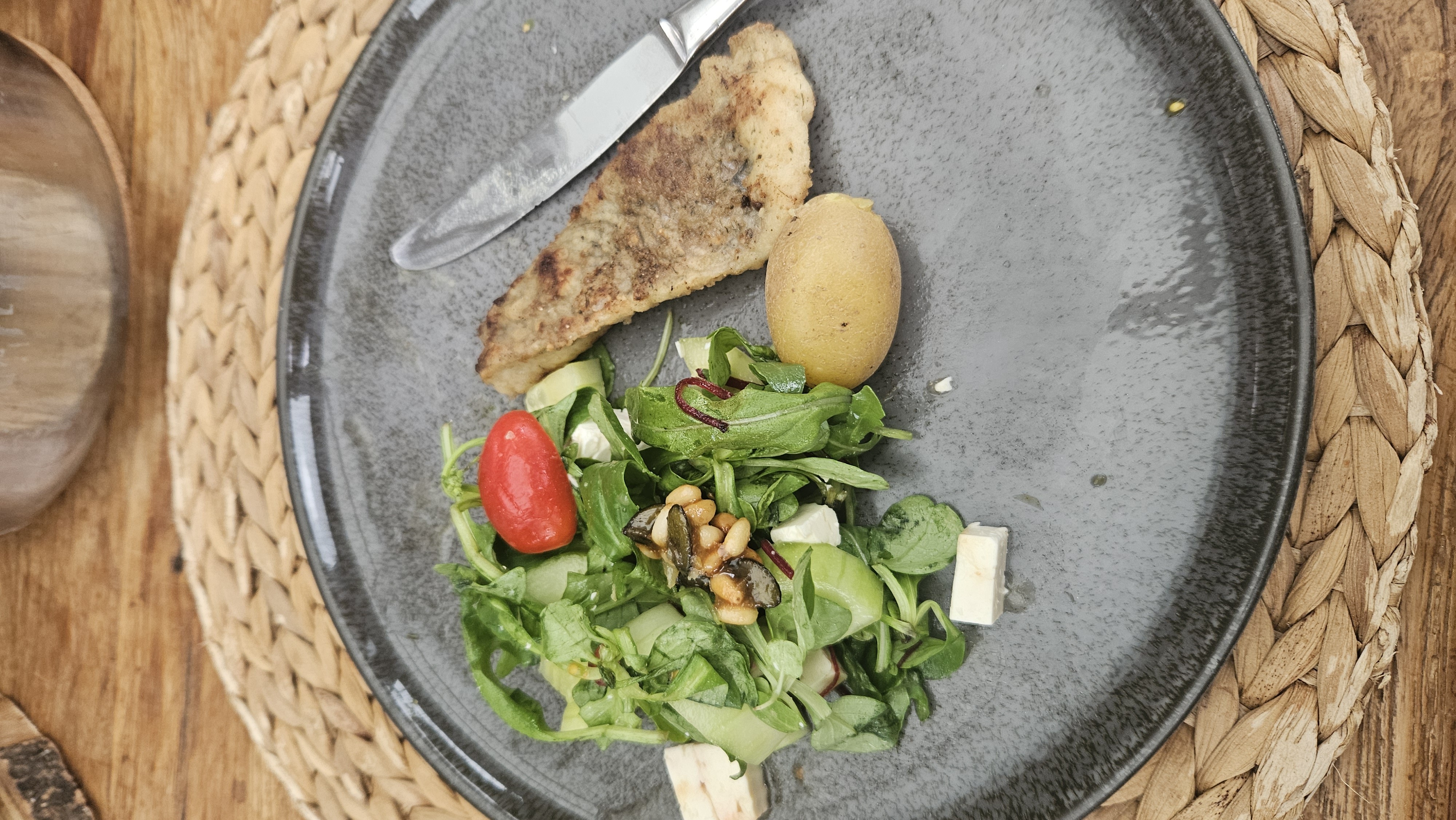 Vis met salade en aardappel