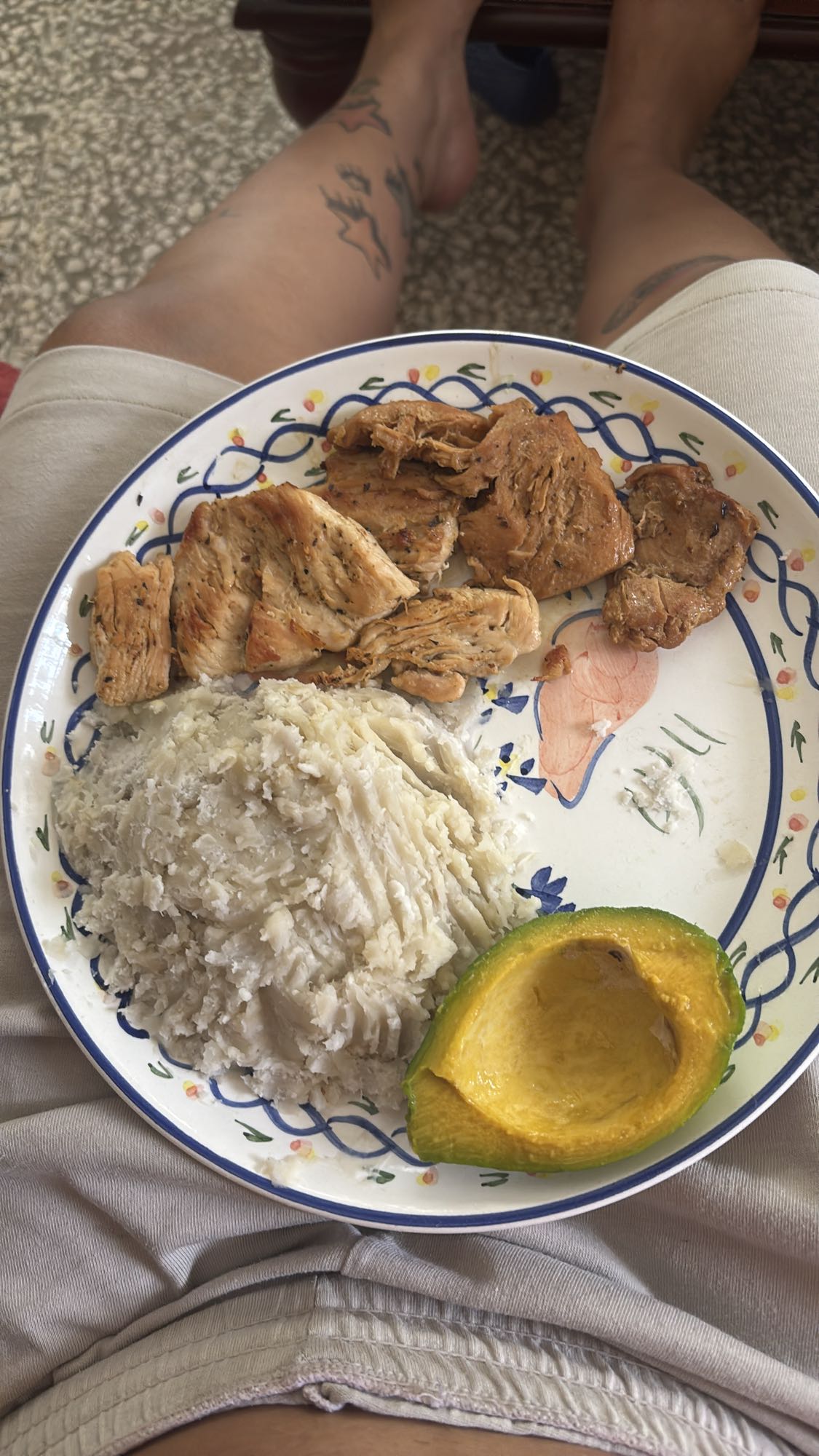 Pollo con yautía y aguacate