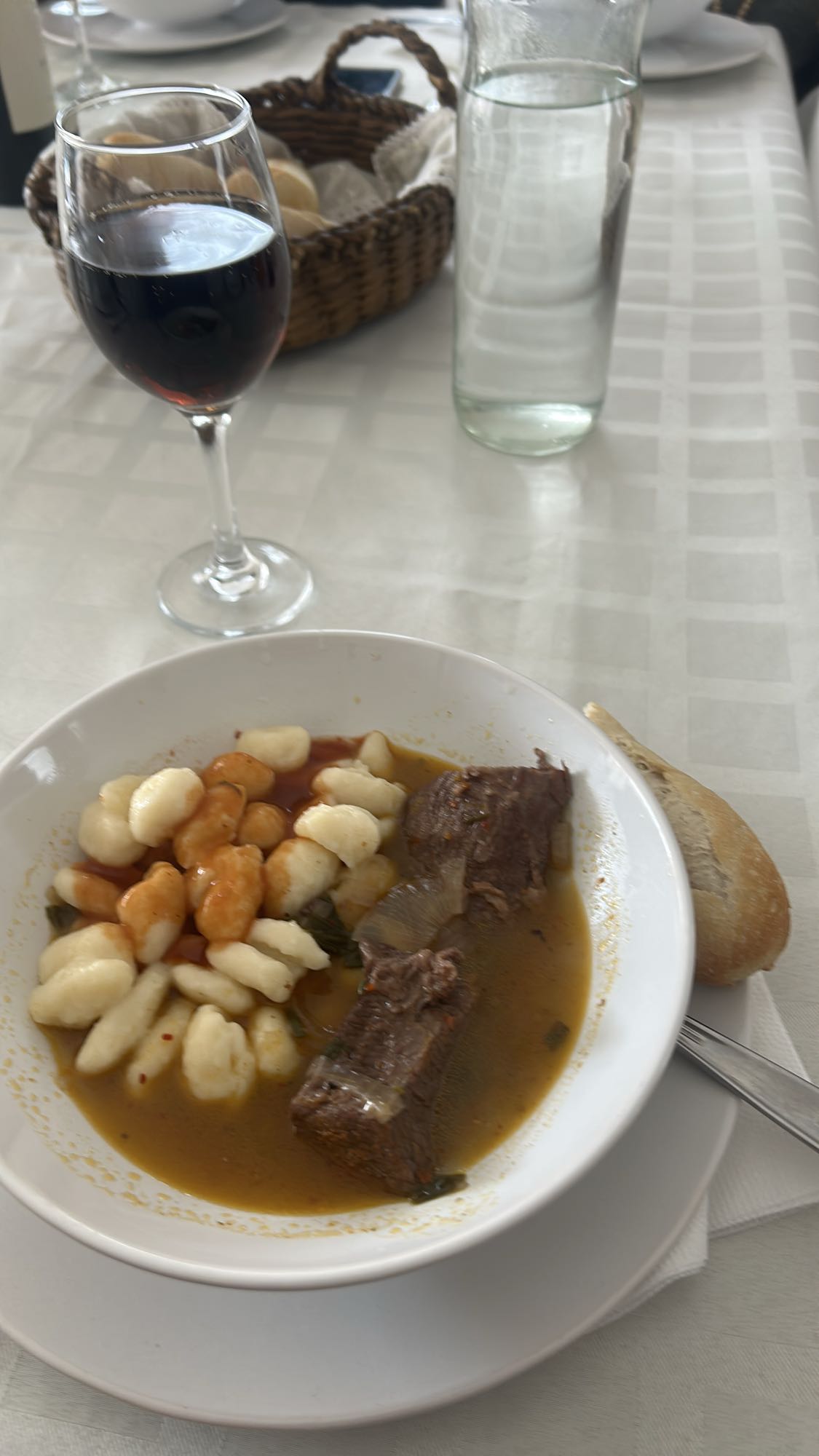 Ñoquis con carne y pan