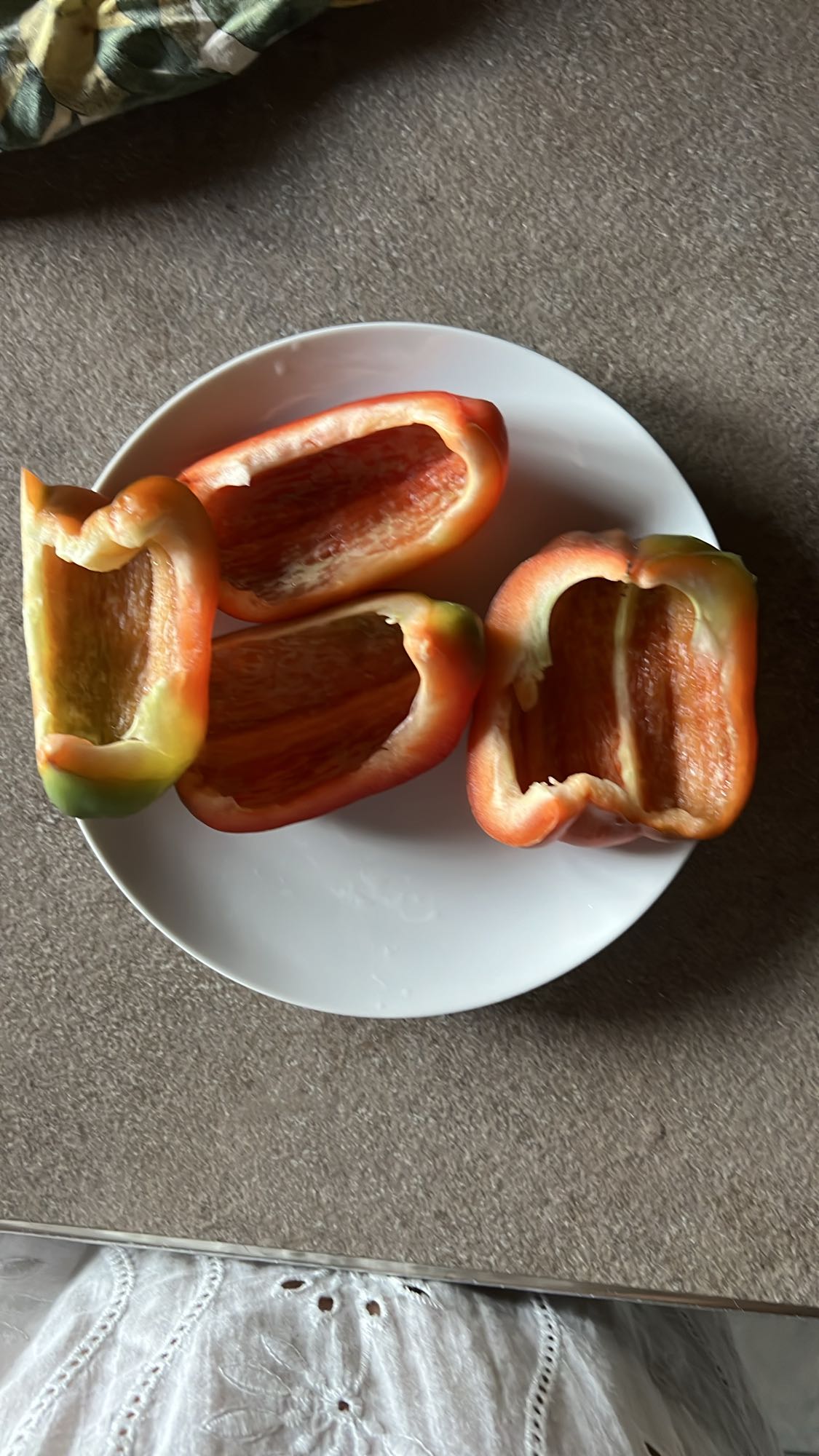 Ardei gras roșu tăiat