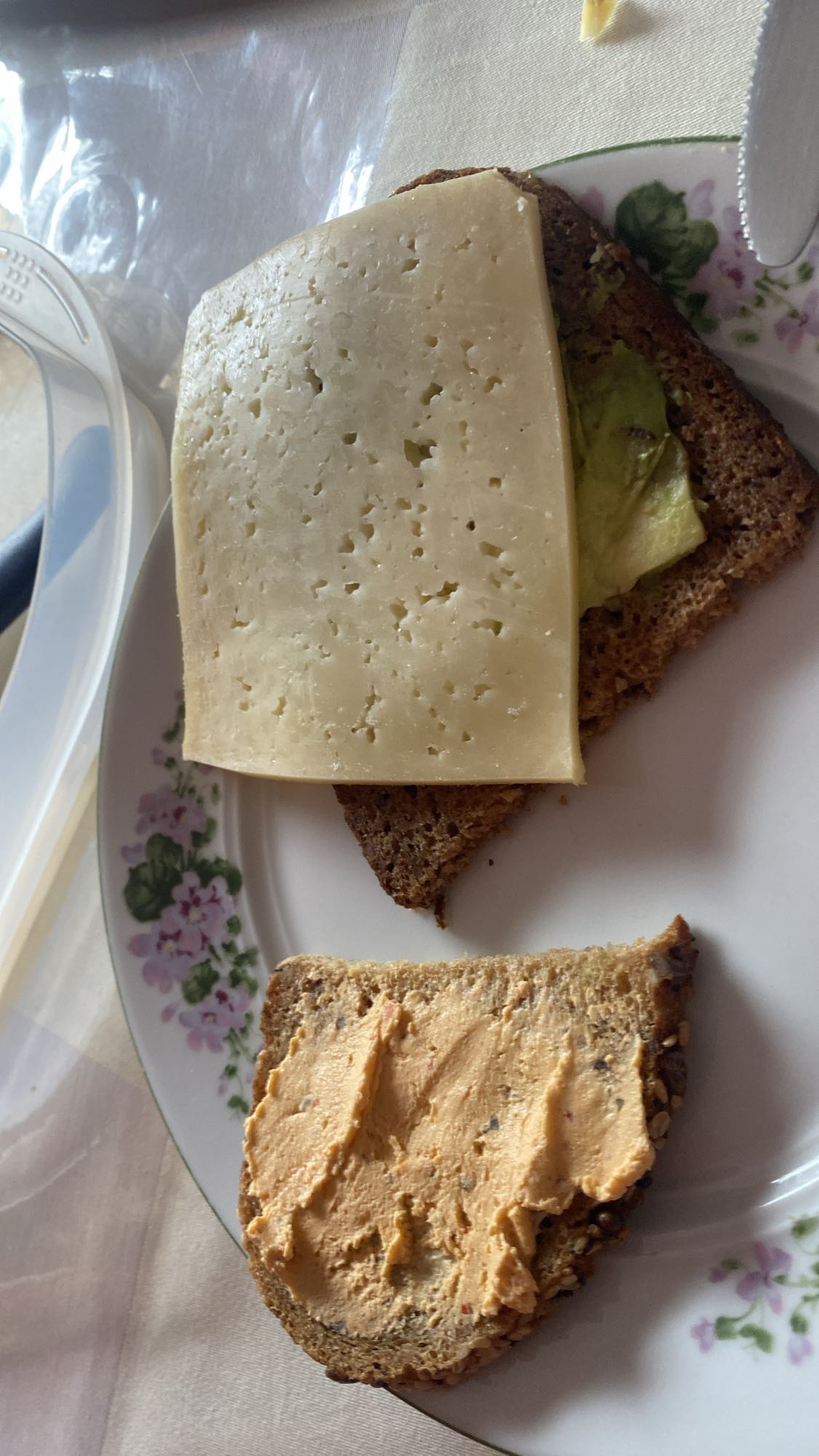 Kanapka z serem i pastą