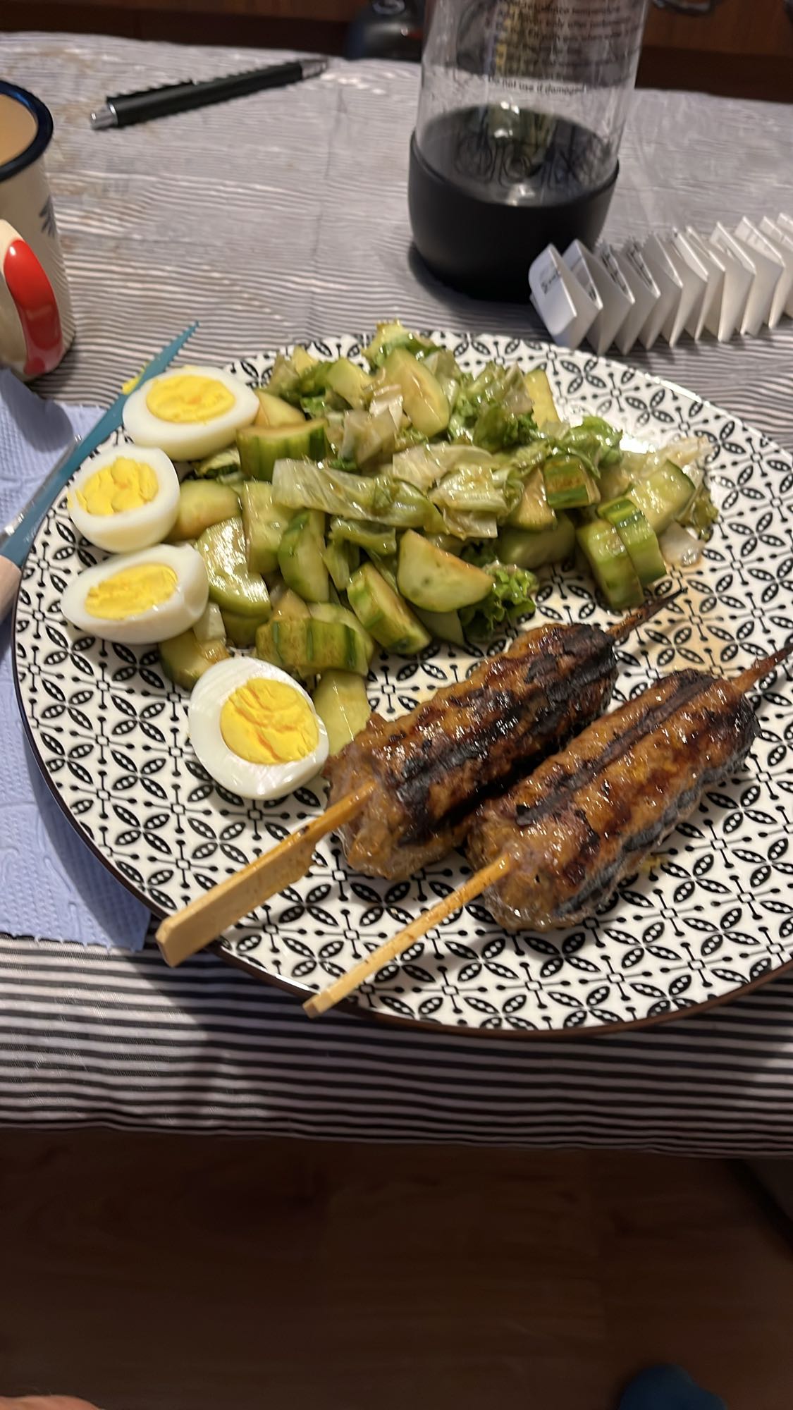 Салата с кебапчета и яйца