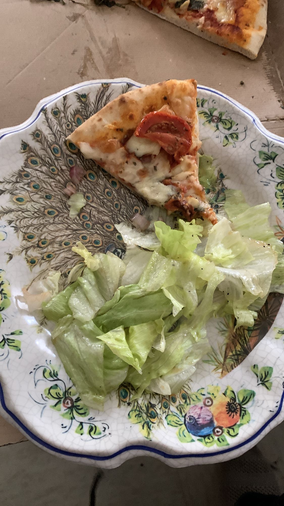 Part de pizza et salade