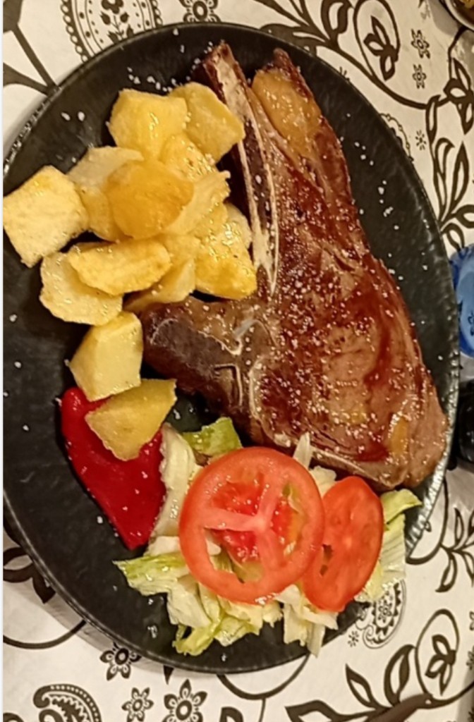Chuletón con patatas y ensalada