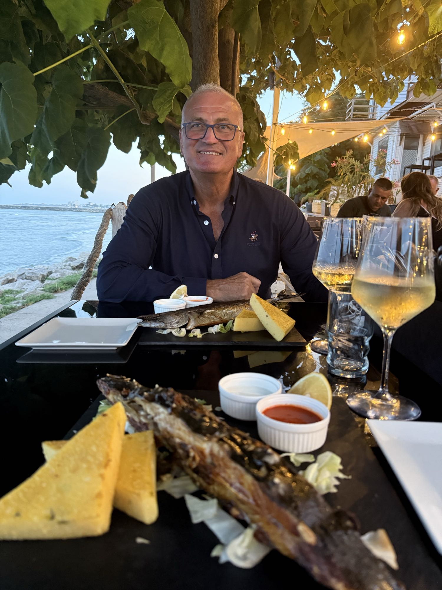 Pește la grătar cu mămăligă