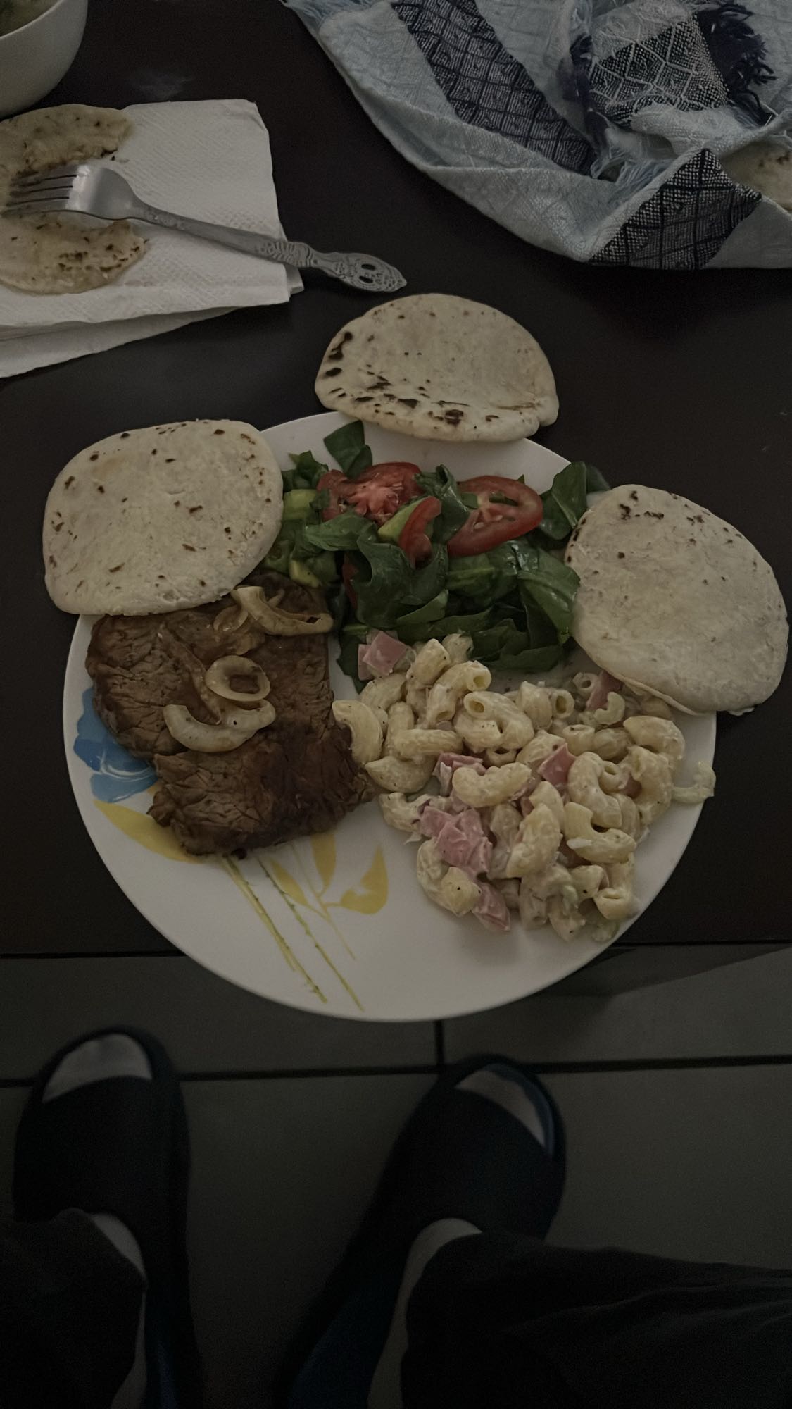 Carne con ensalada y pasta