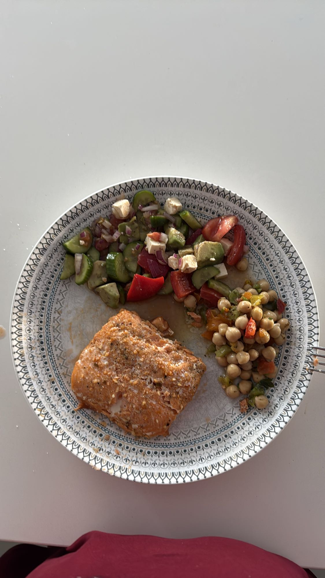 Saumon et salade méditerranéenne