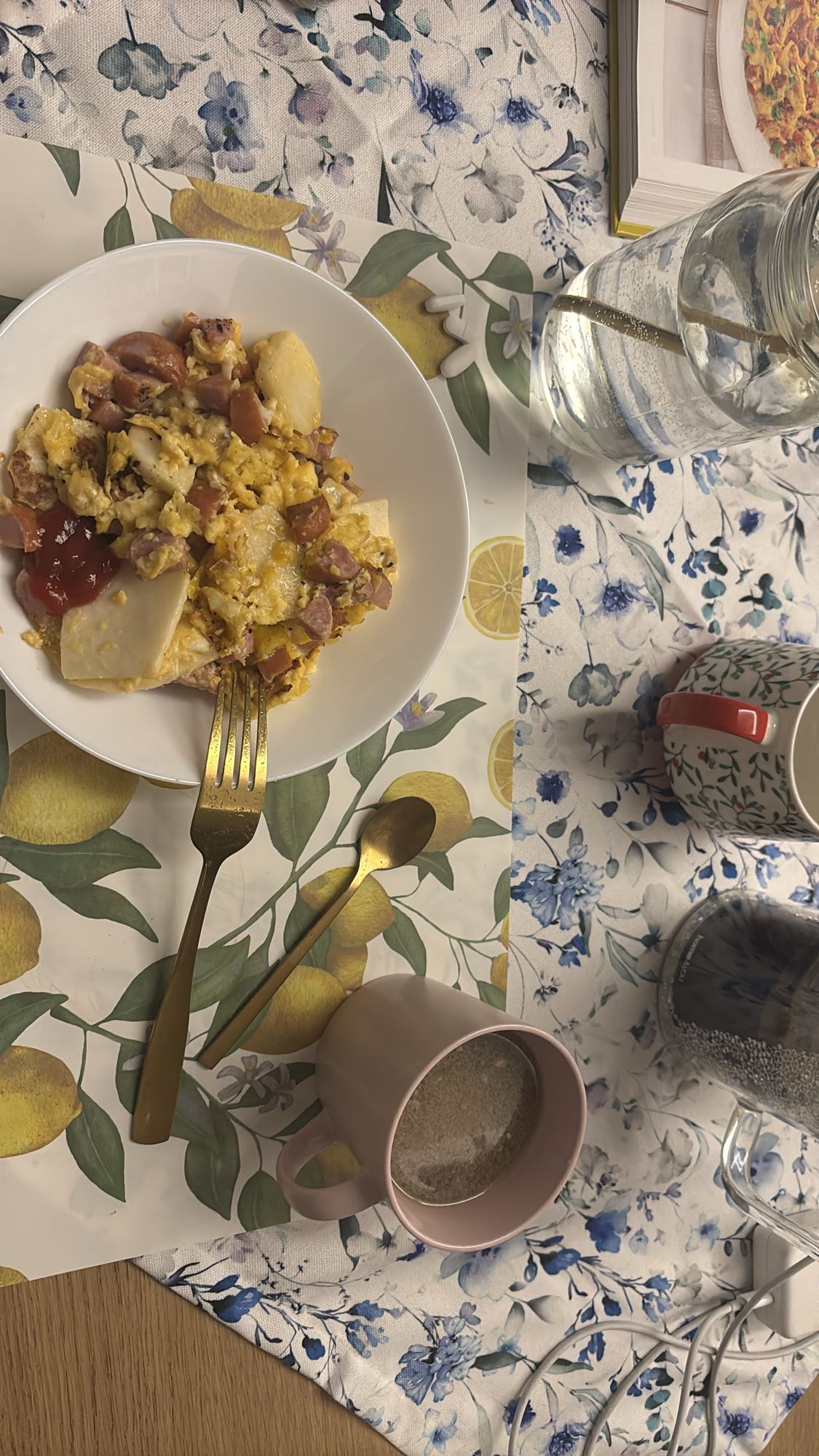 Jajecznica z kiełbasą i kalarepą