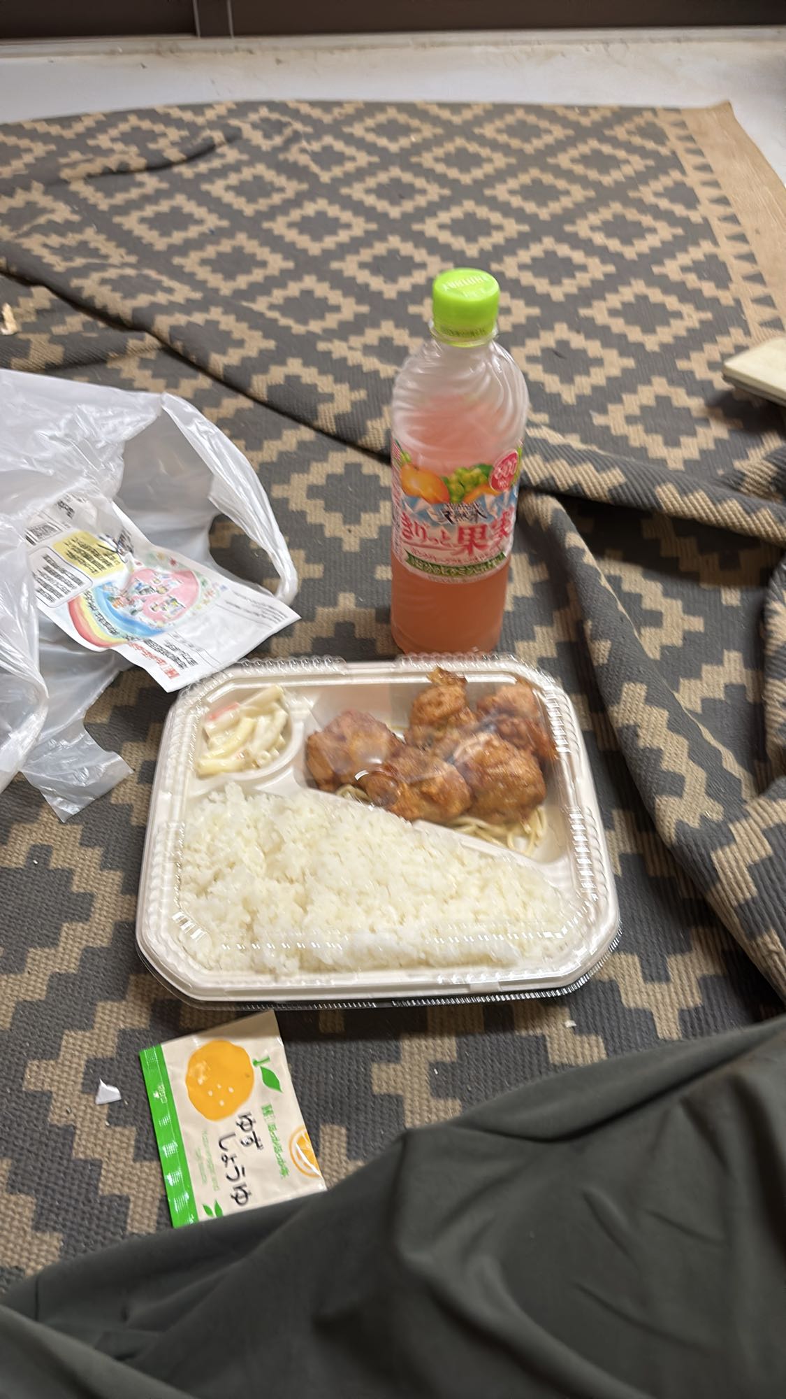 からあげ弁当とジュース