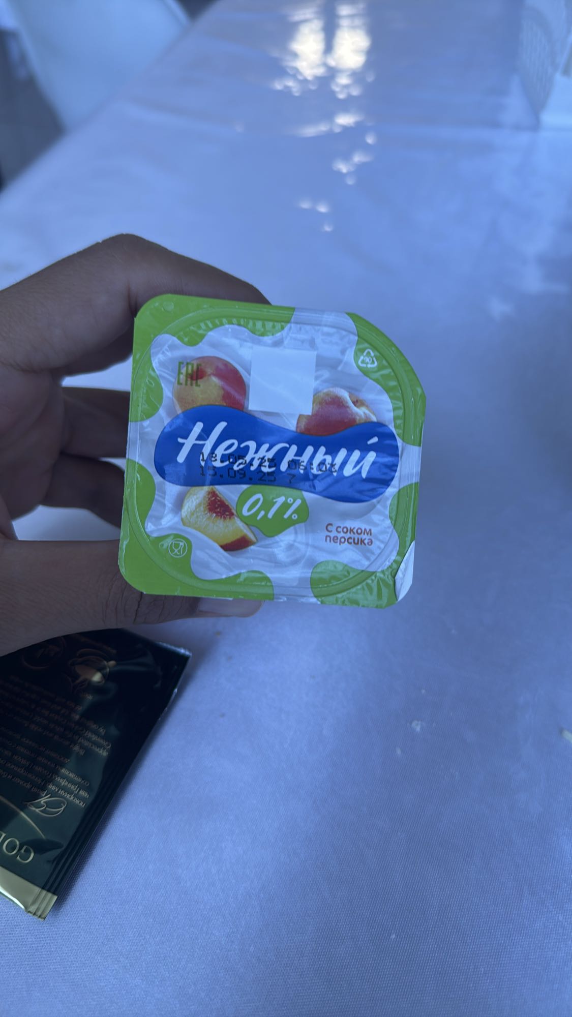 Йогурт с персиком