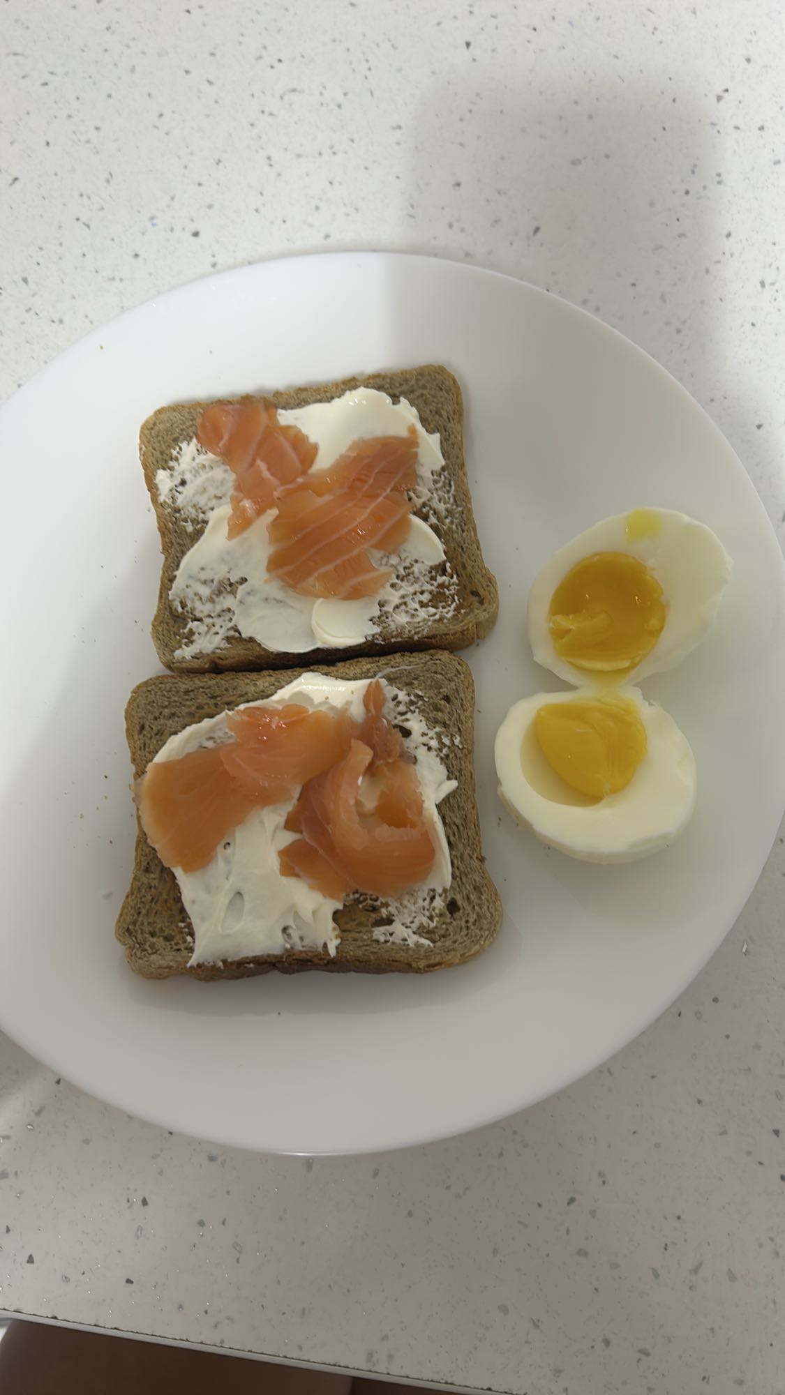 Pâine cu somon și ou