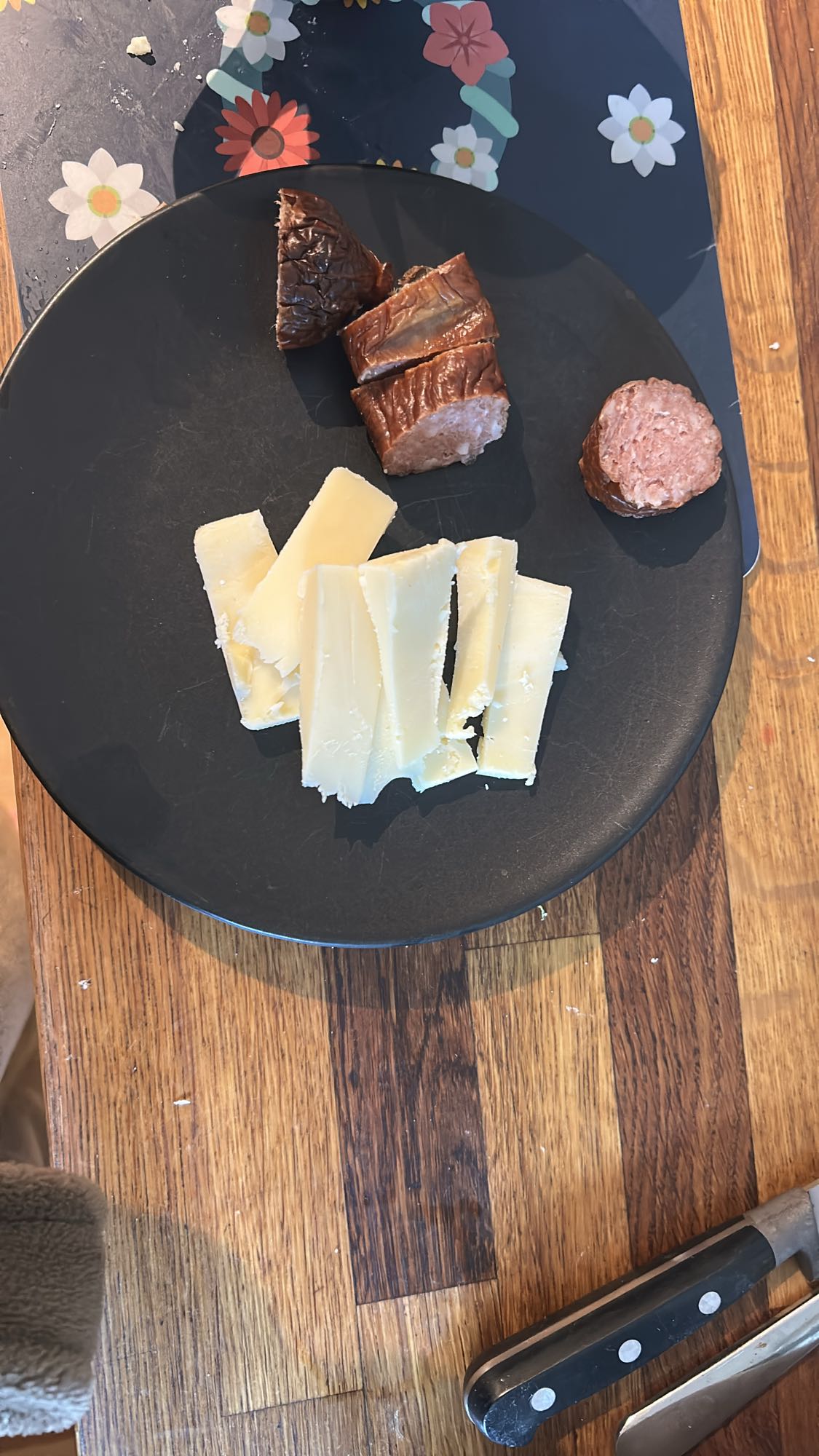 Ost och korv tallrik