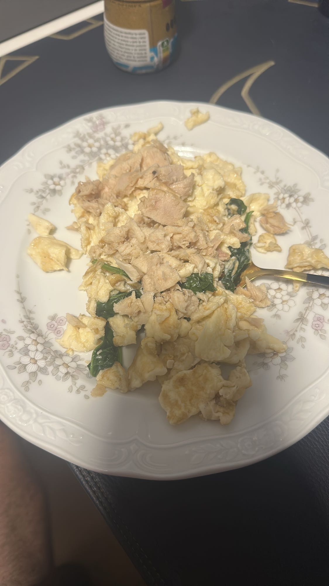 Huevos con atún y espinaca