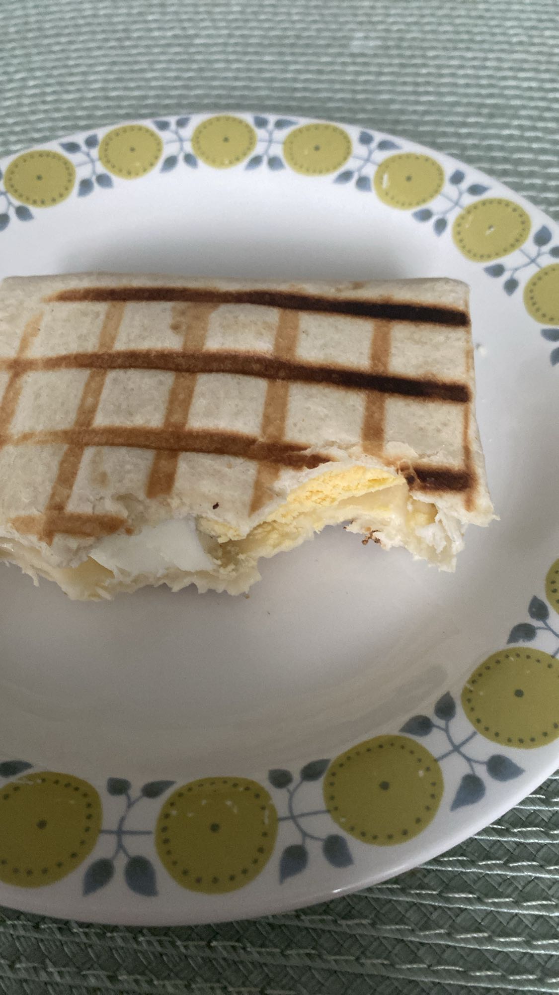 Wrap z jajkiem i serem